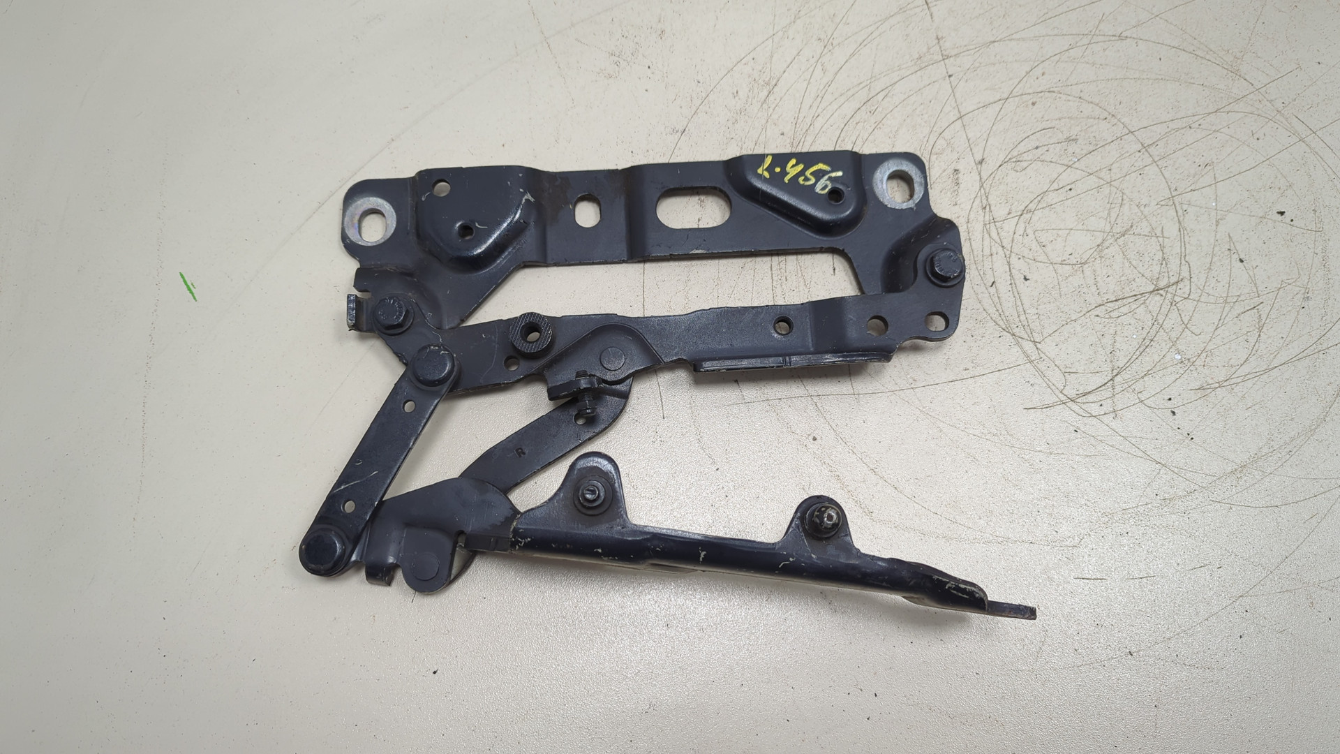 Петля капота правая