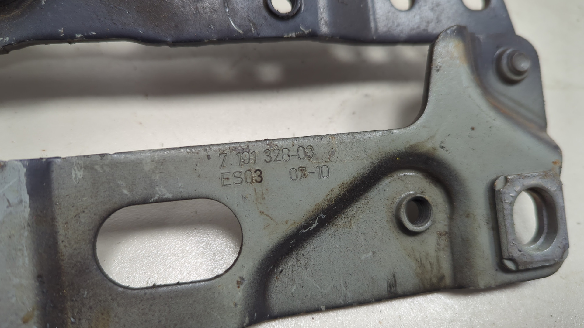 Петля капота правая