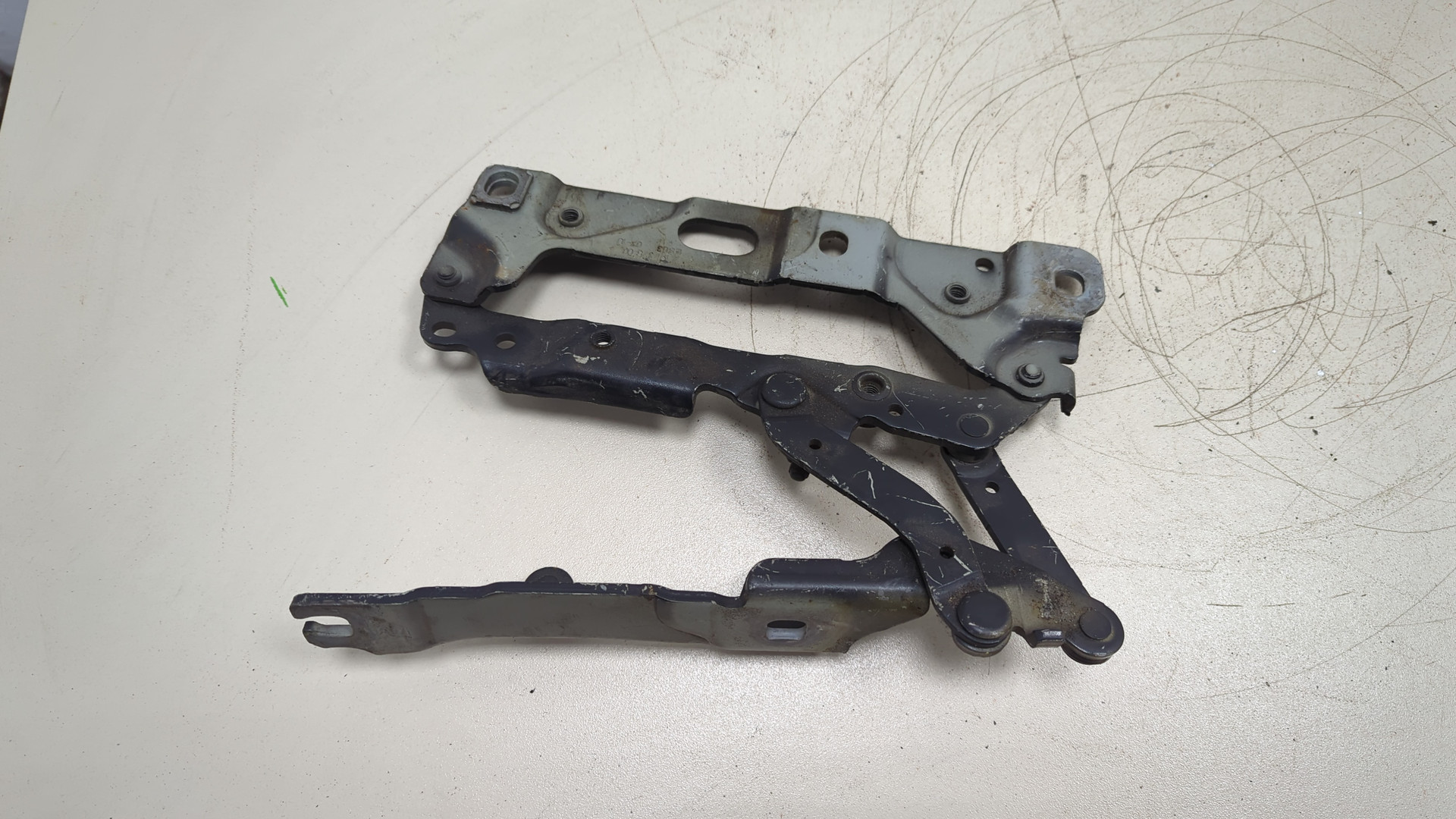 Петля капота правая