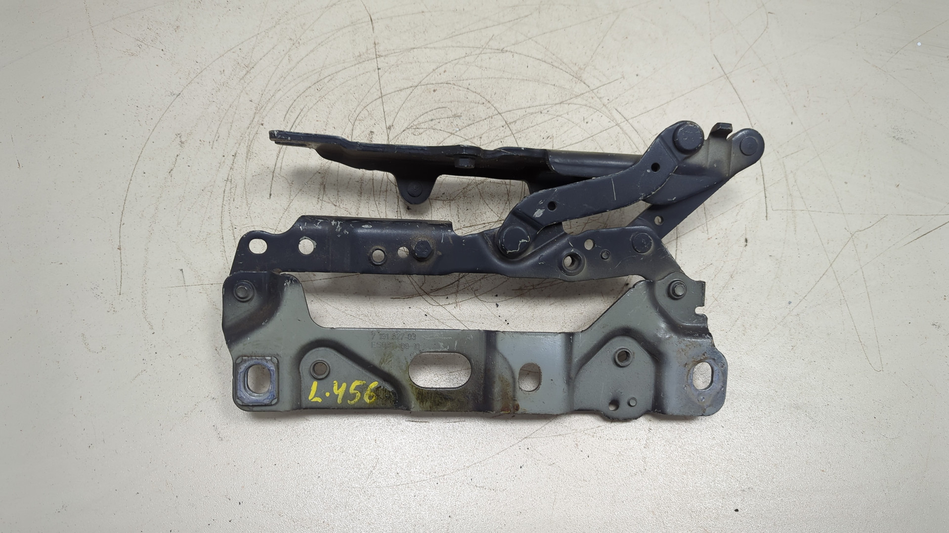 Петля капота левая