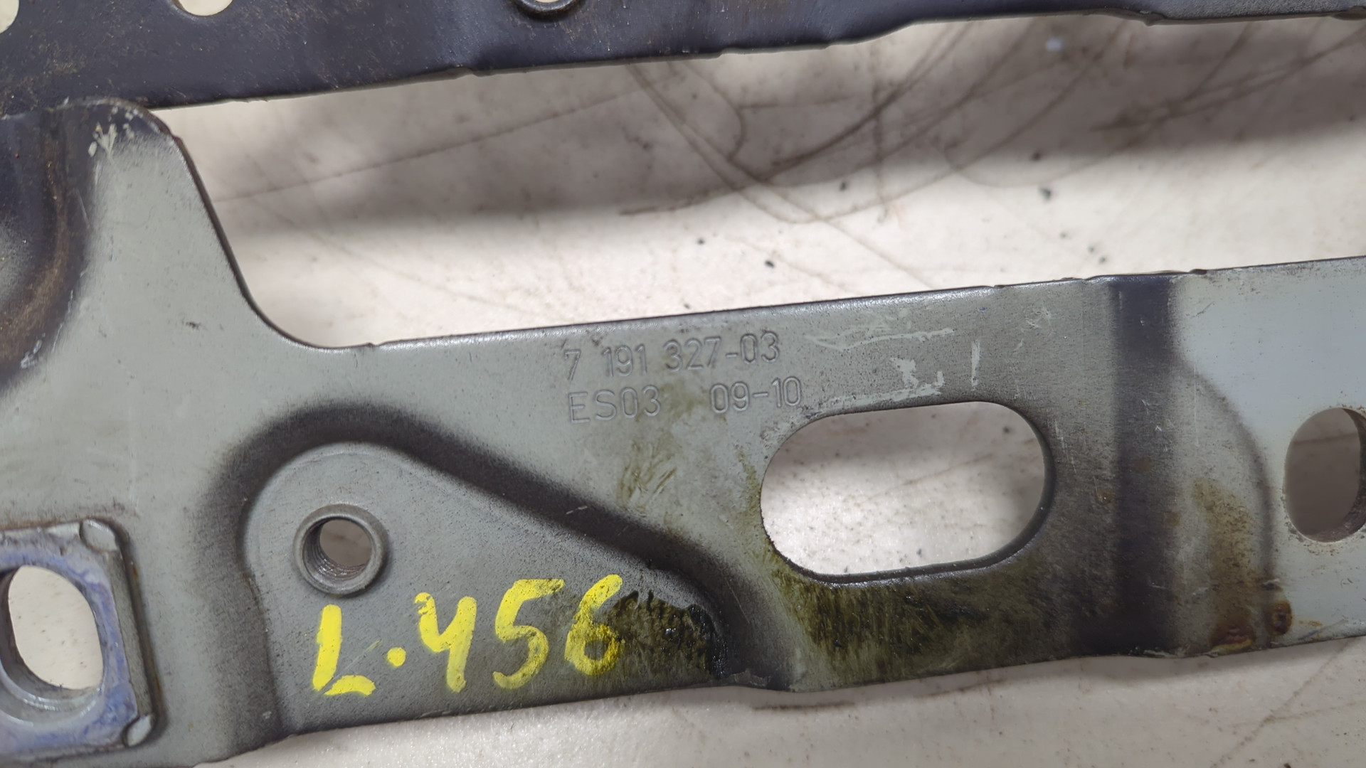 Петля капота левая