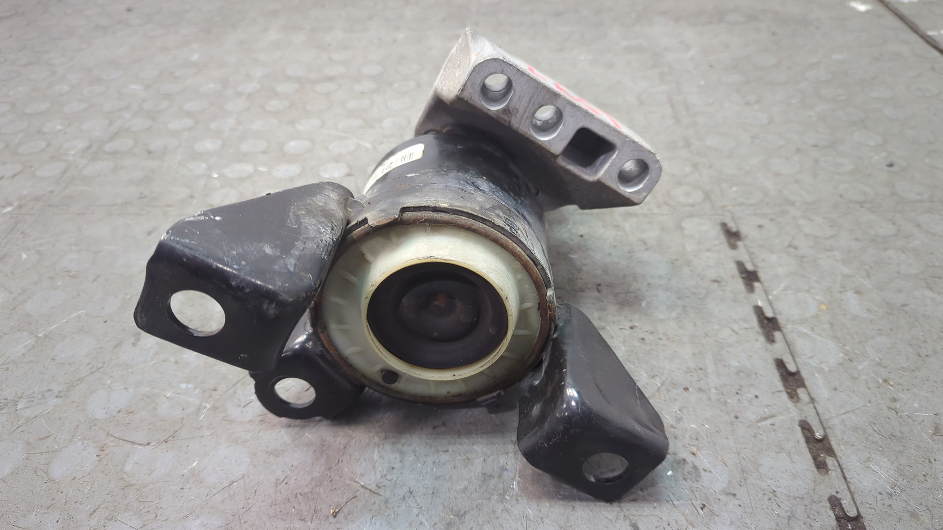 Опора двигателя правая