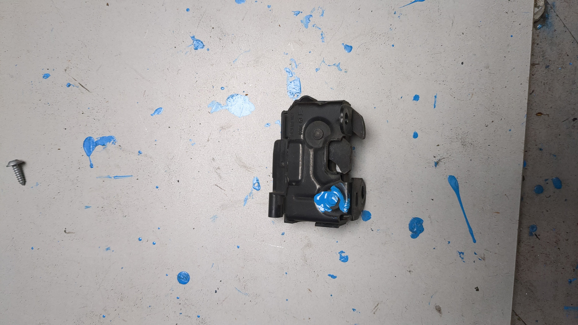 Замок капота