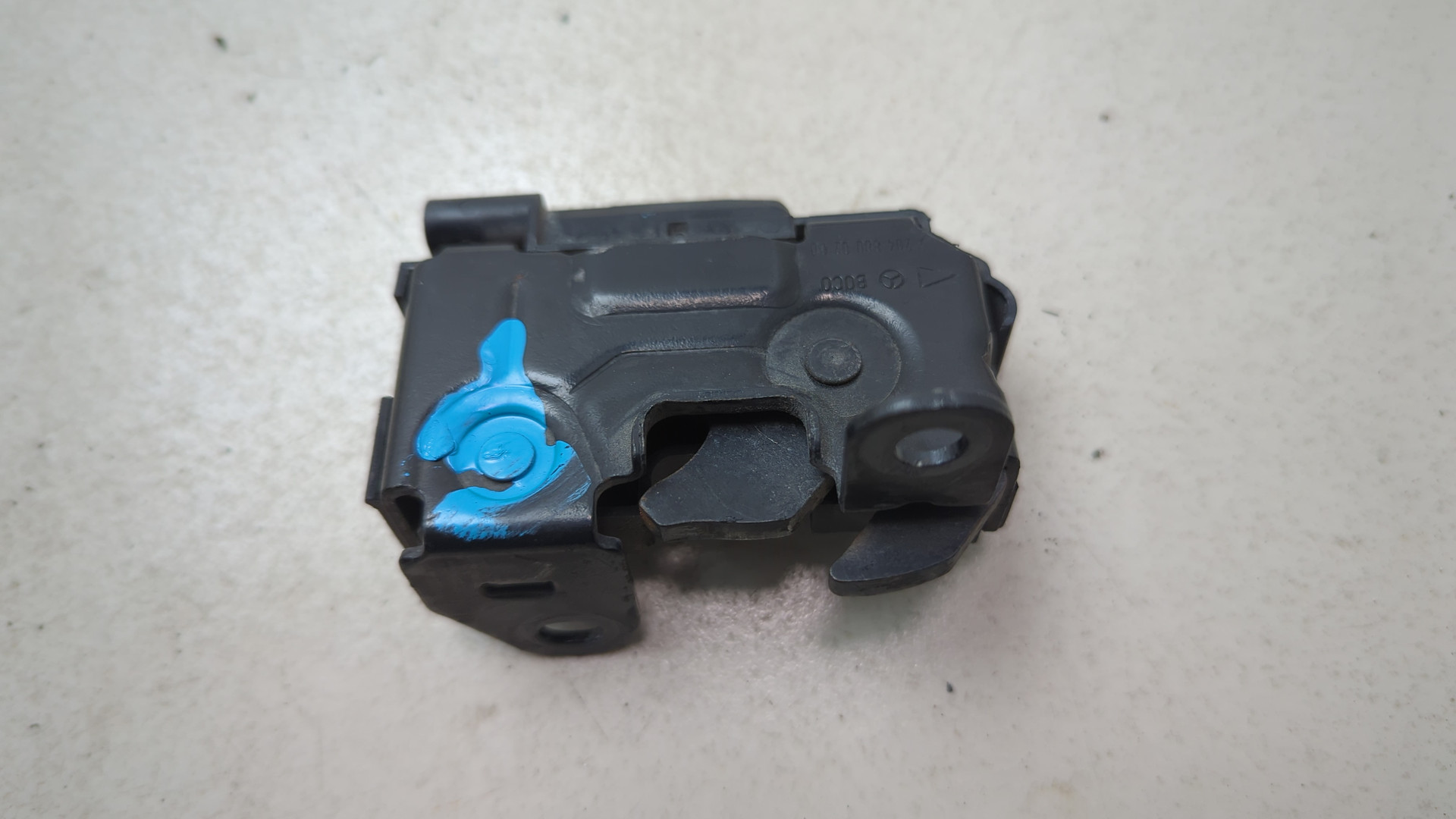 Замок капота