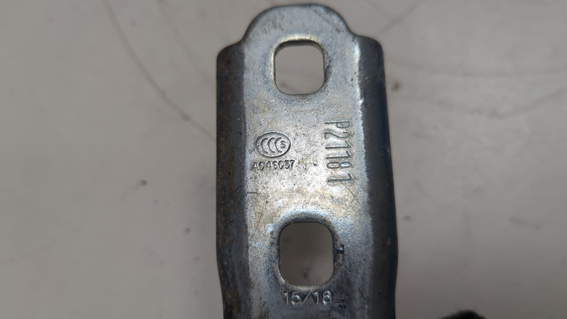 Петля двери