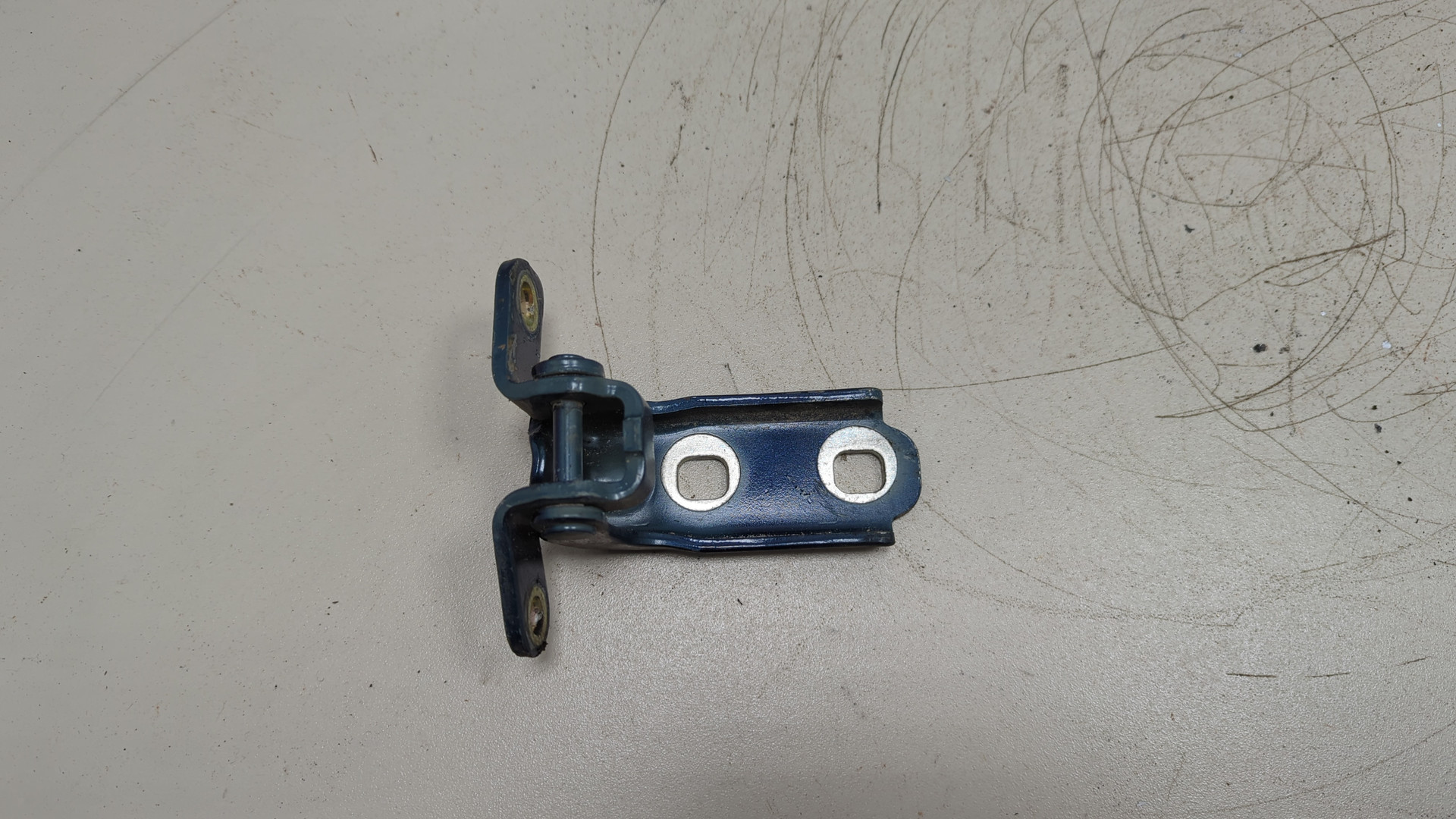 Петля двери