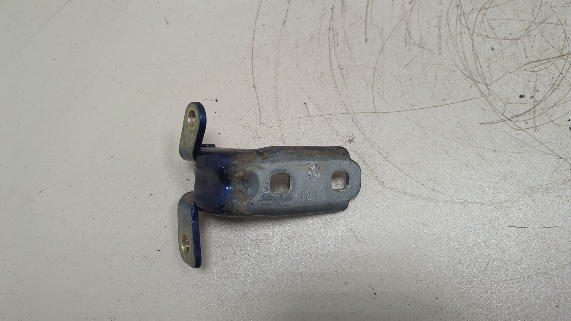 Петля двери