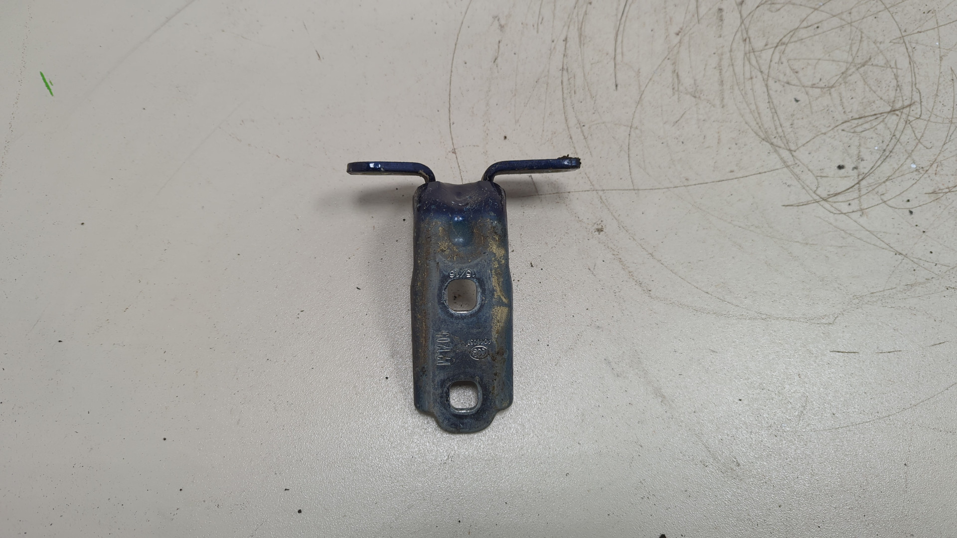 Петля двери