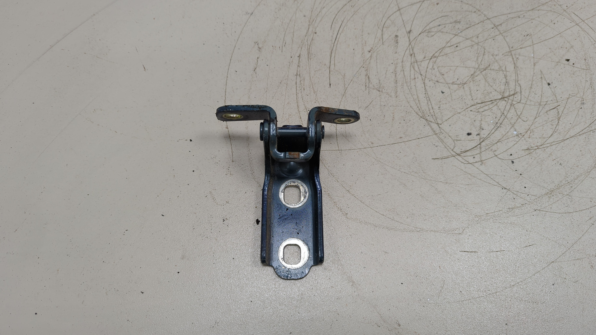 Петля двери