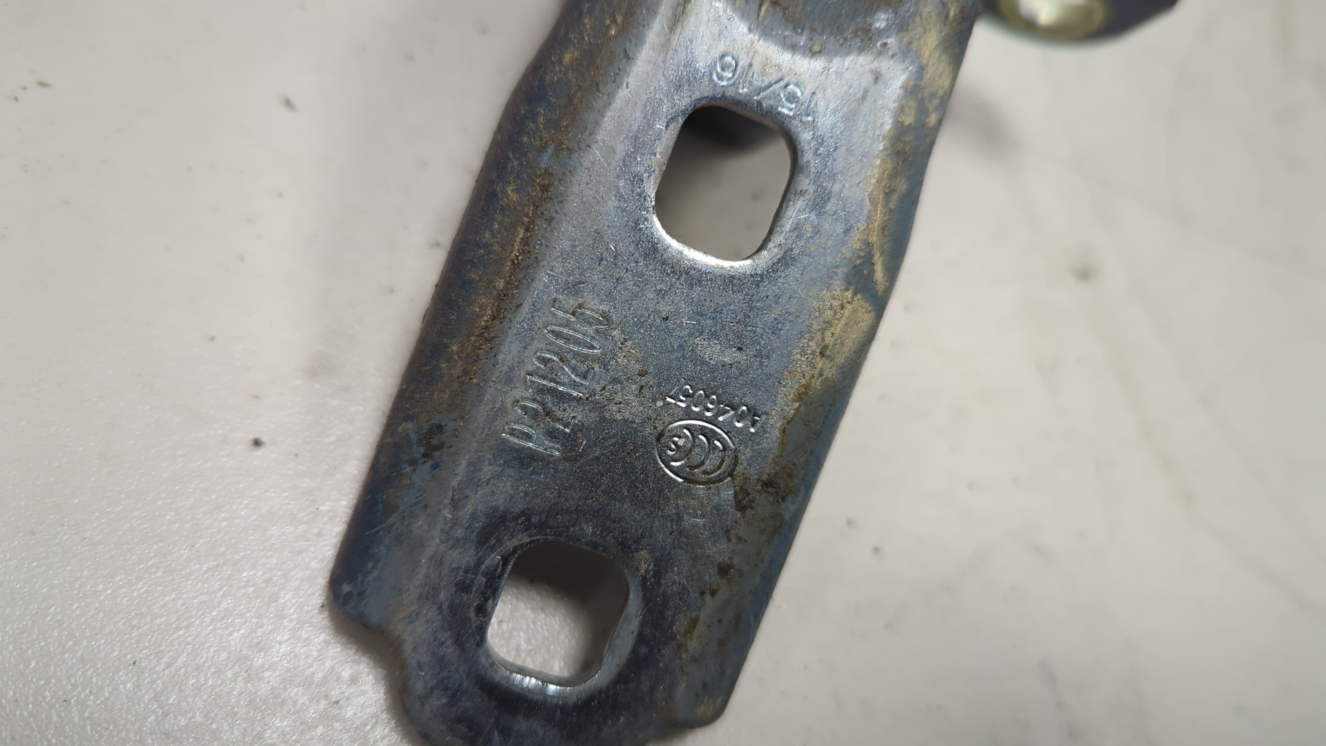 Петля двери