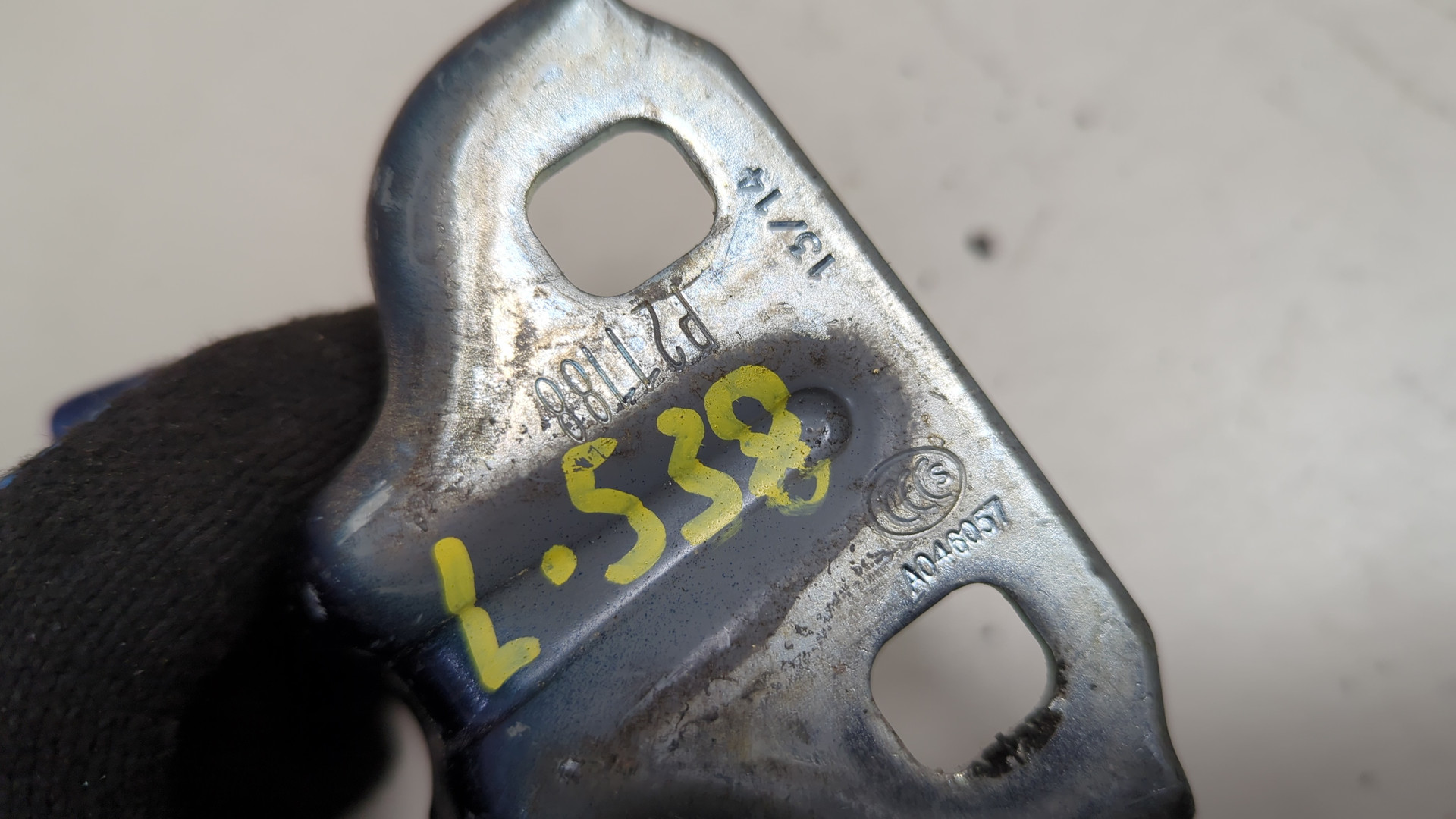 Петля двери