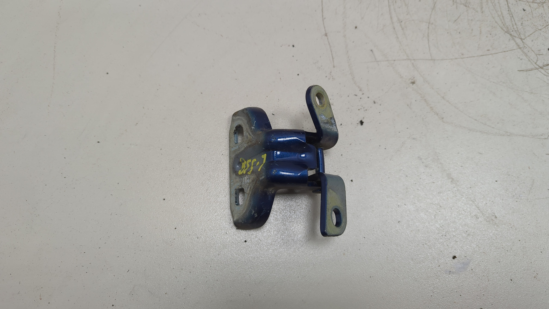 Петля двери