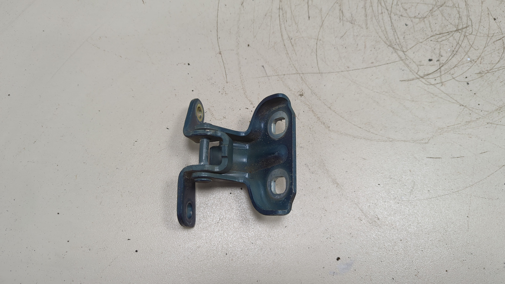 Петля двери