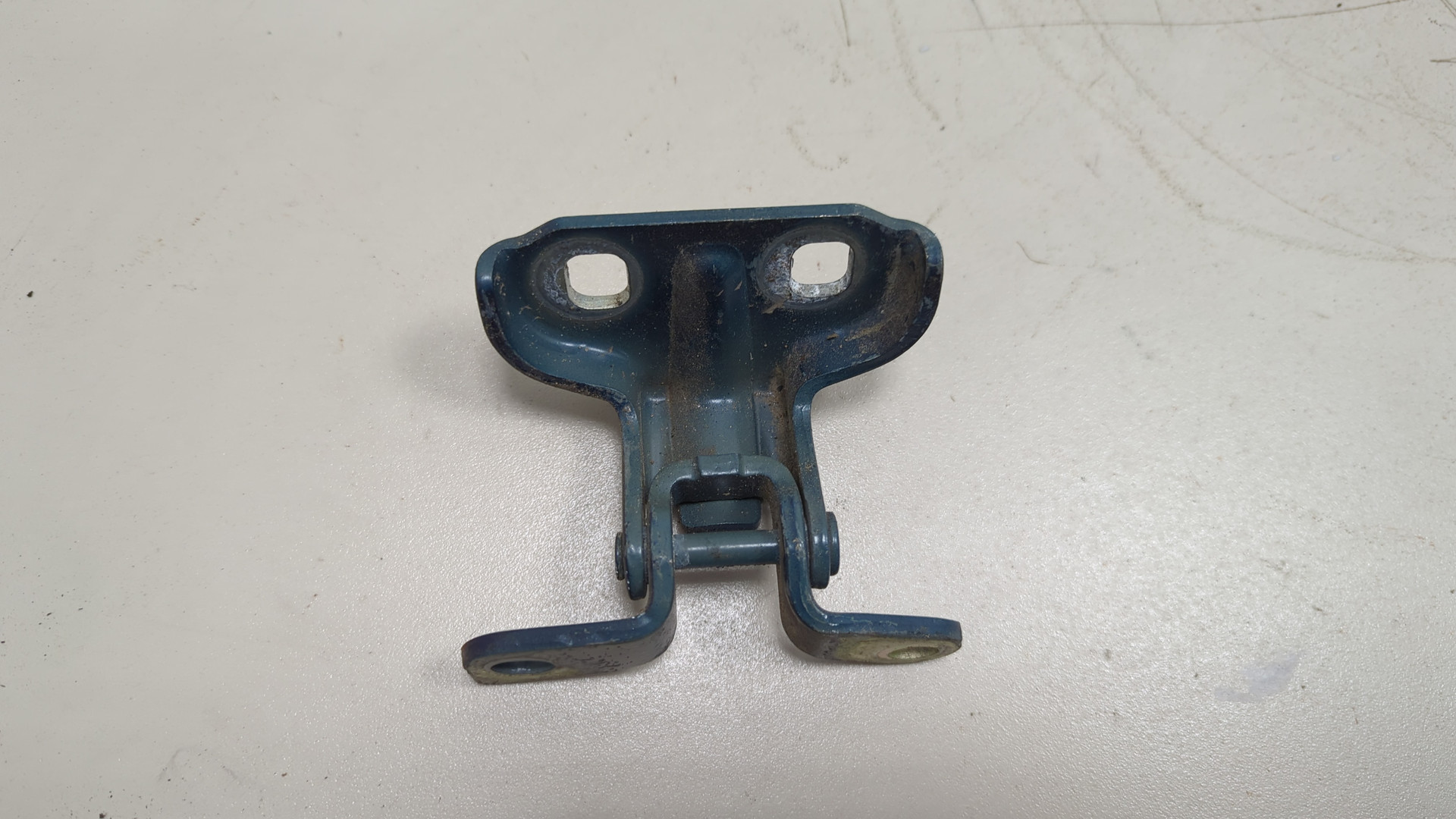 Петля двери