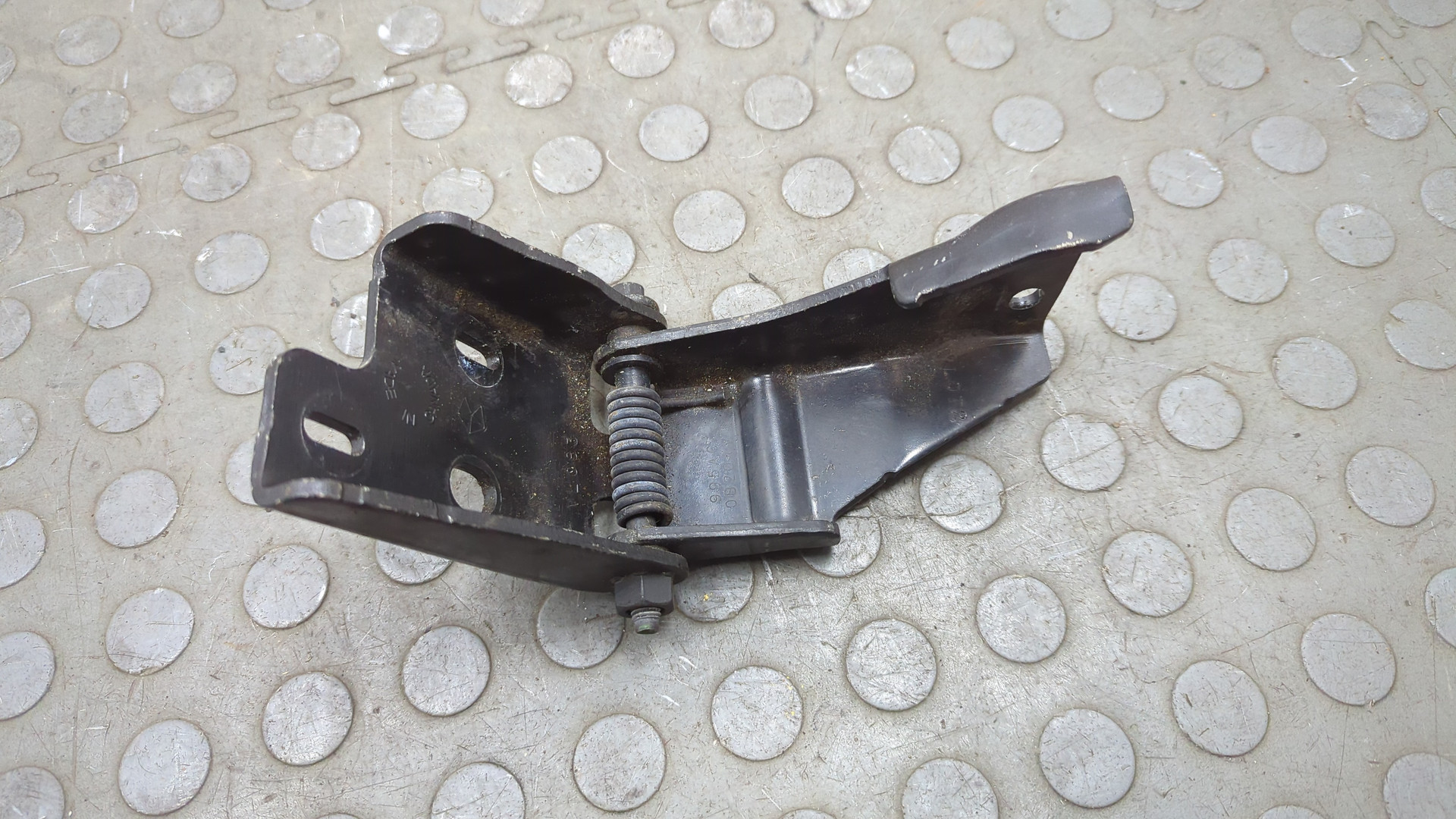 Петля двери