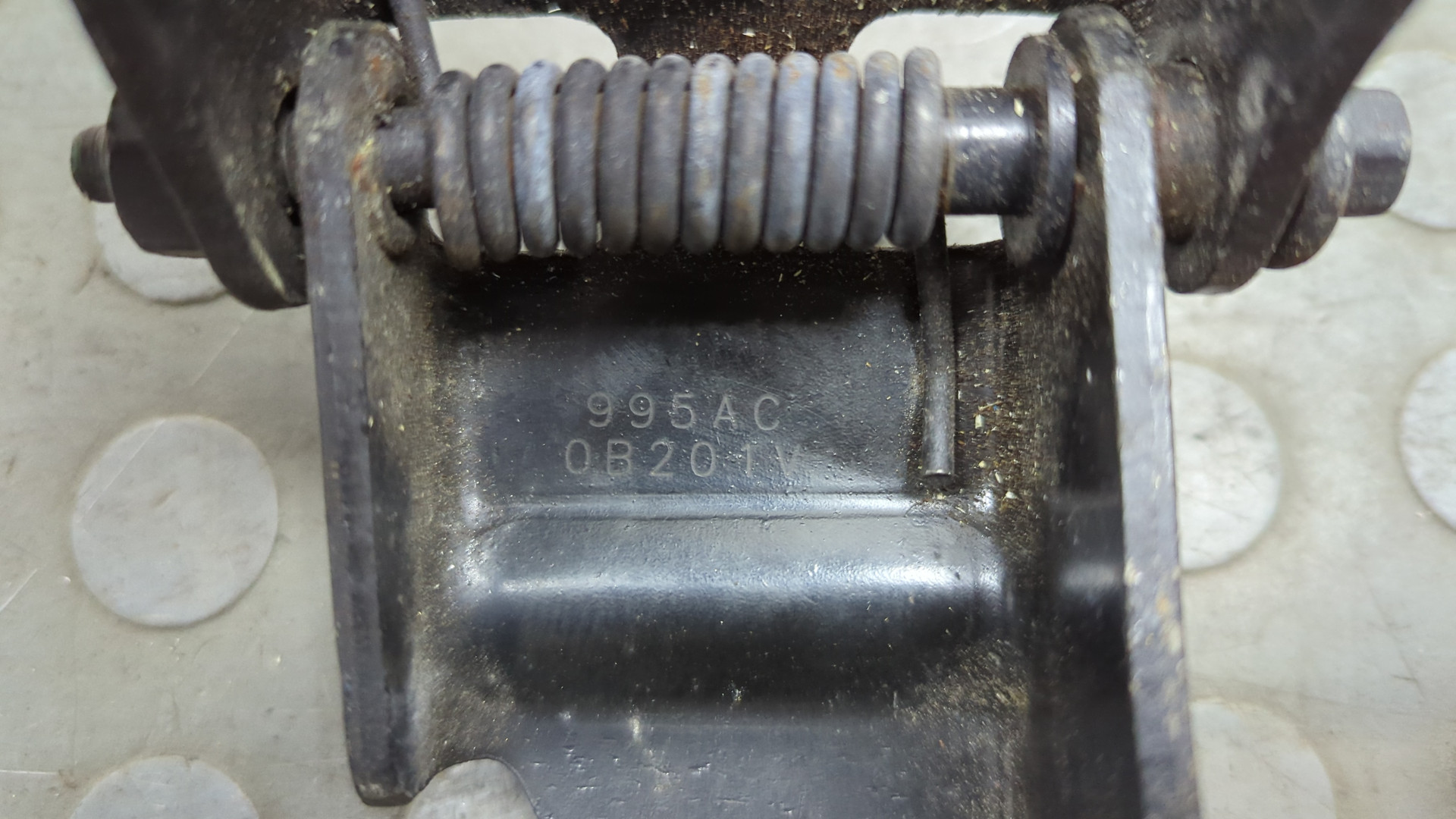 Петля двери