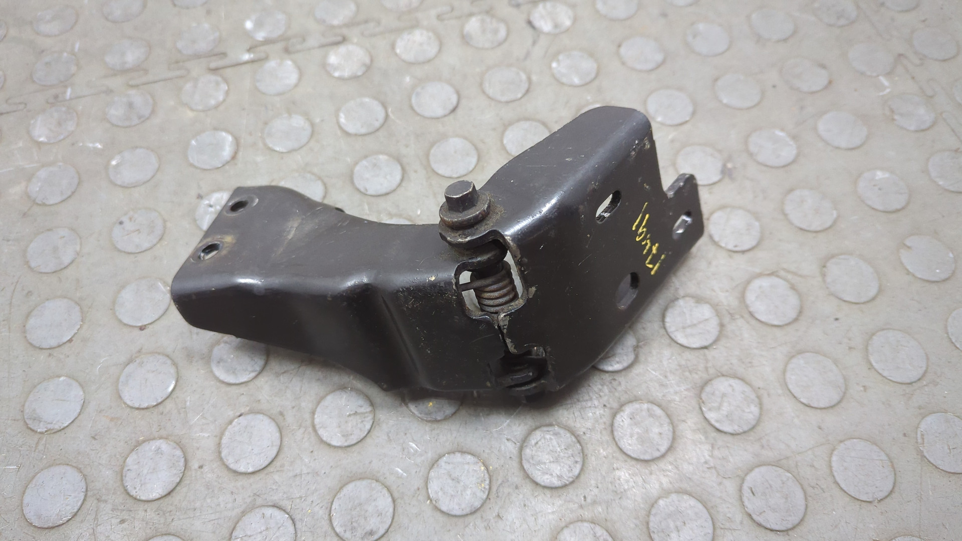 Петля двери