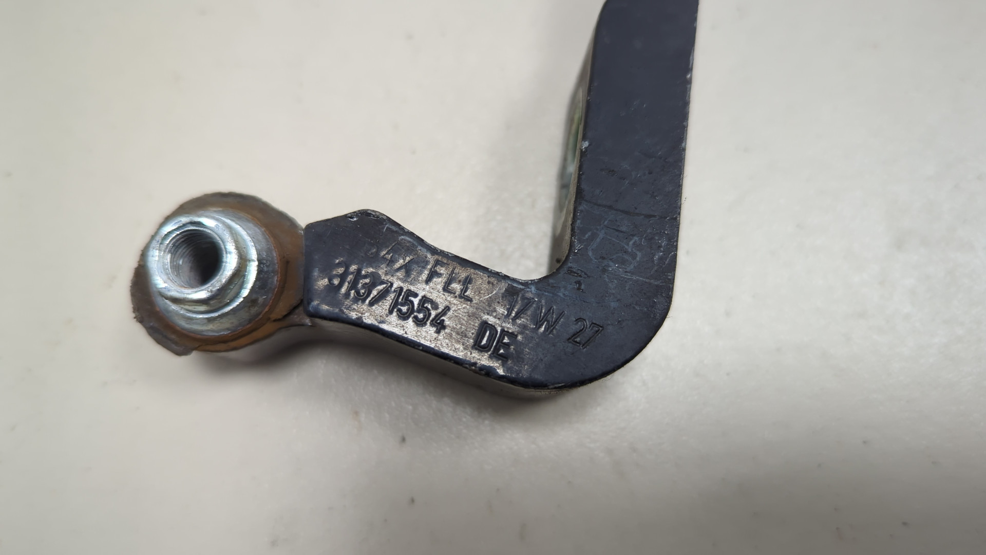 Петля двери