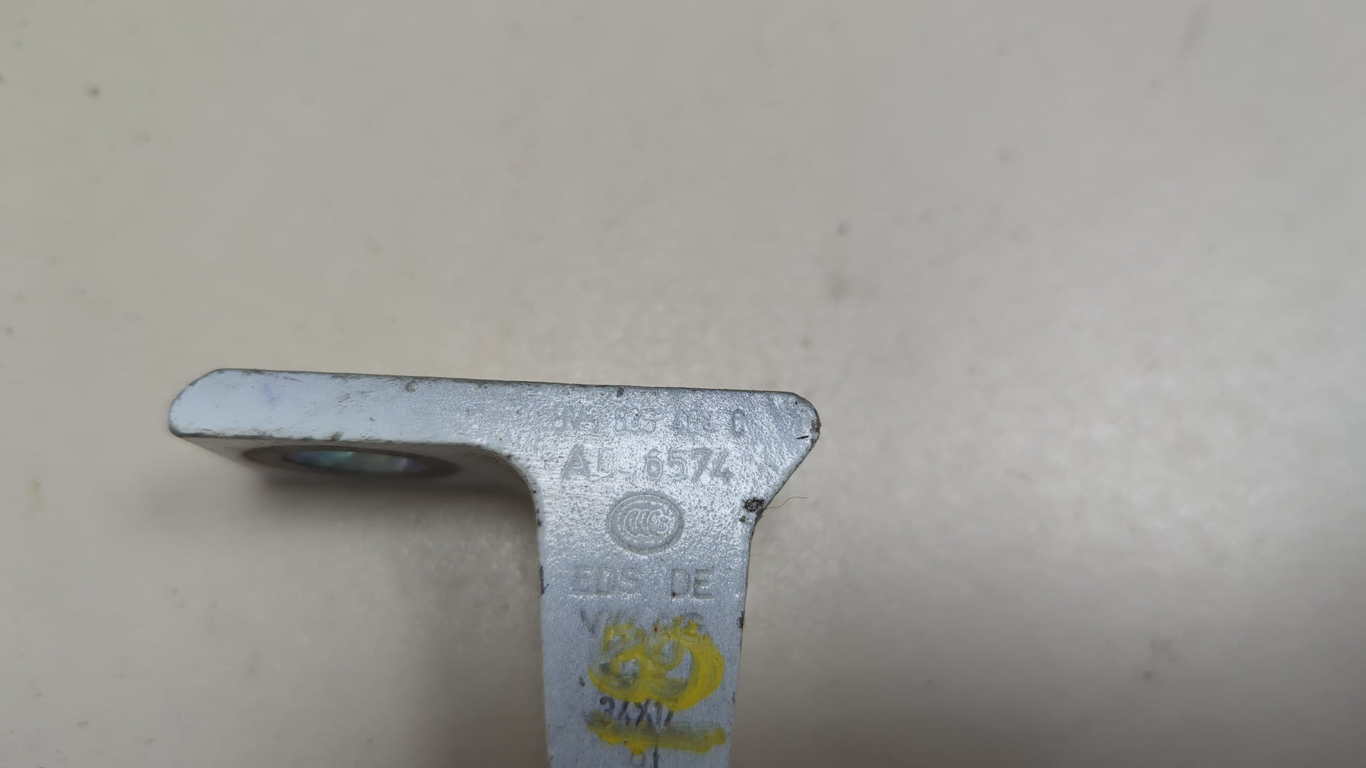 Петля двери