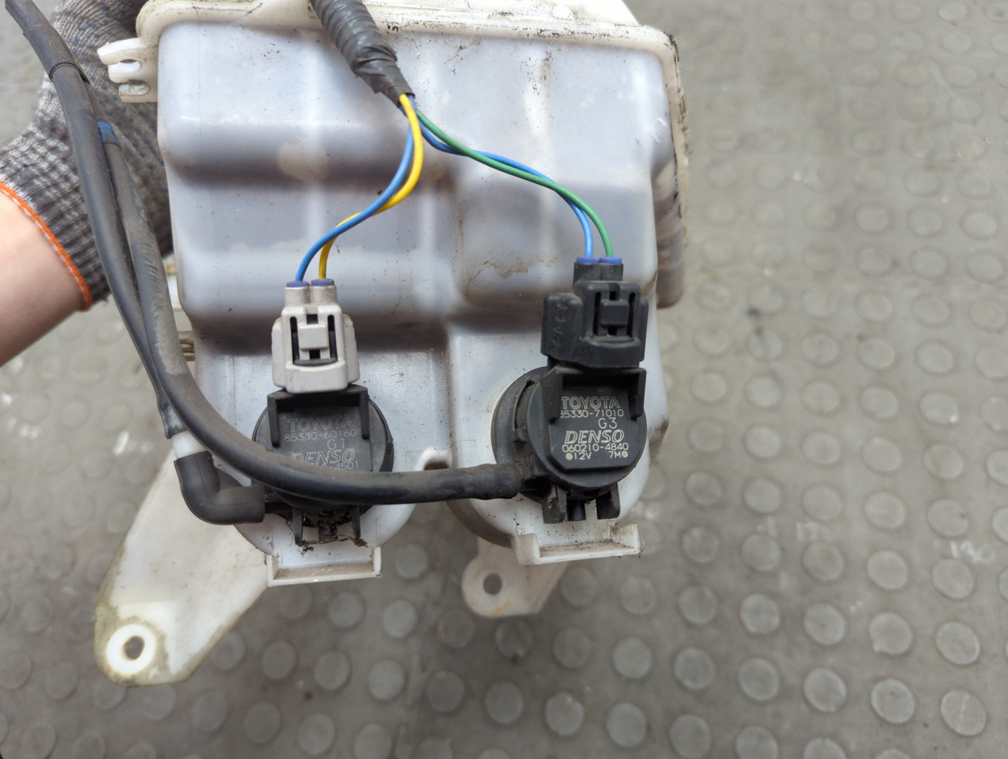 Бачок омывателя лобового стекла