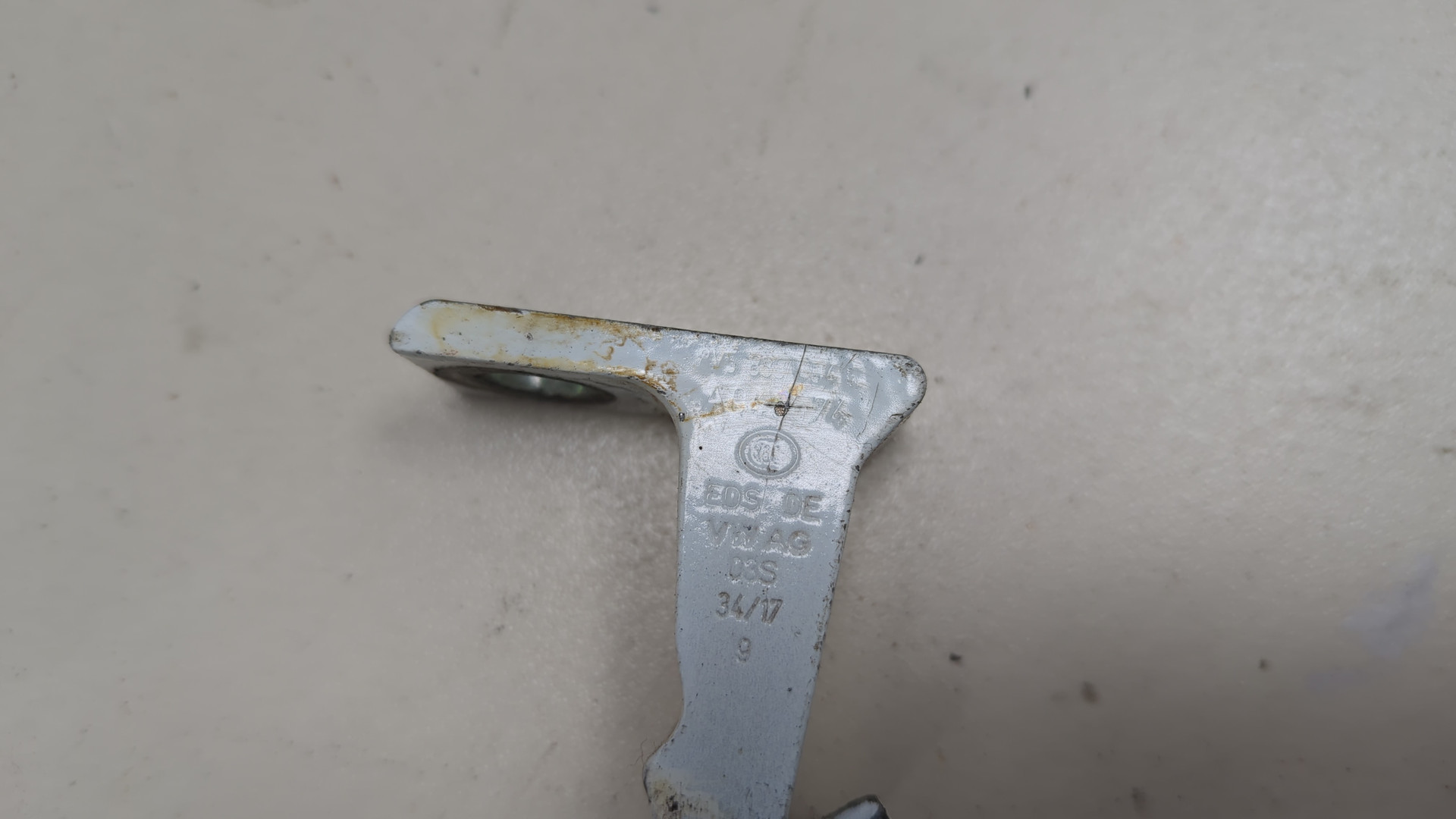 Петля двери