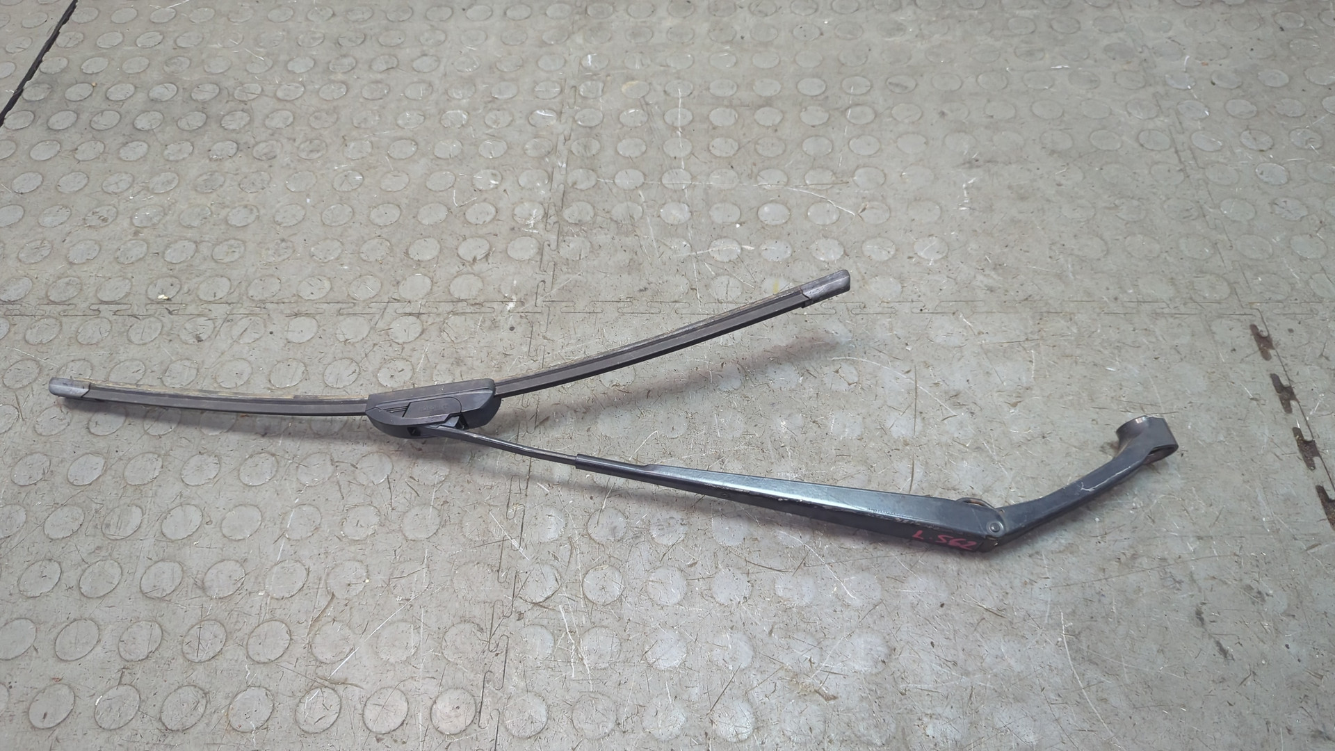 Поводок стеклоочистителя передний левый