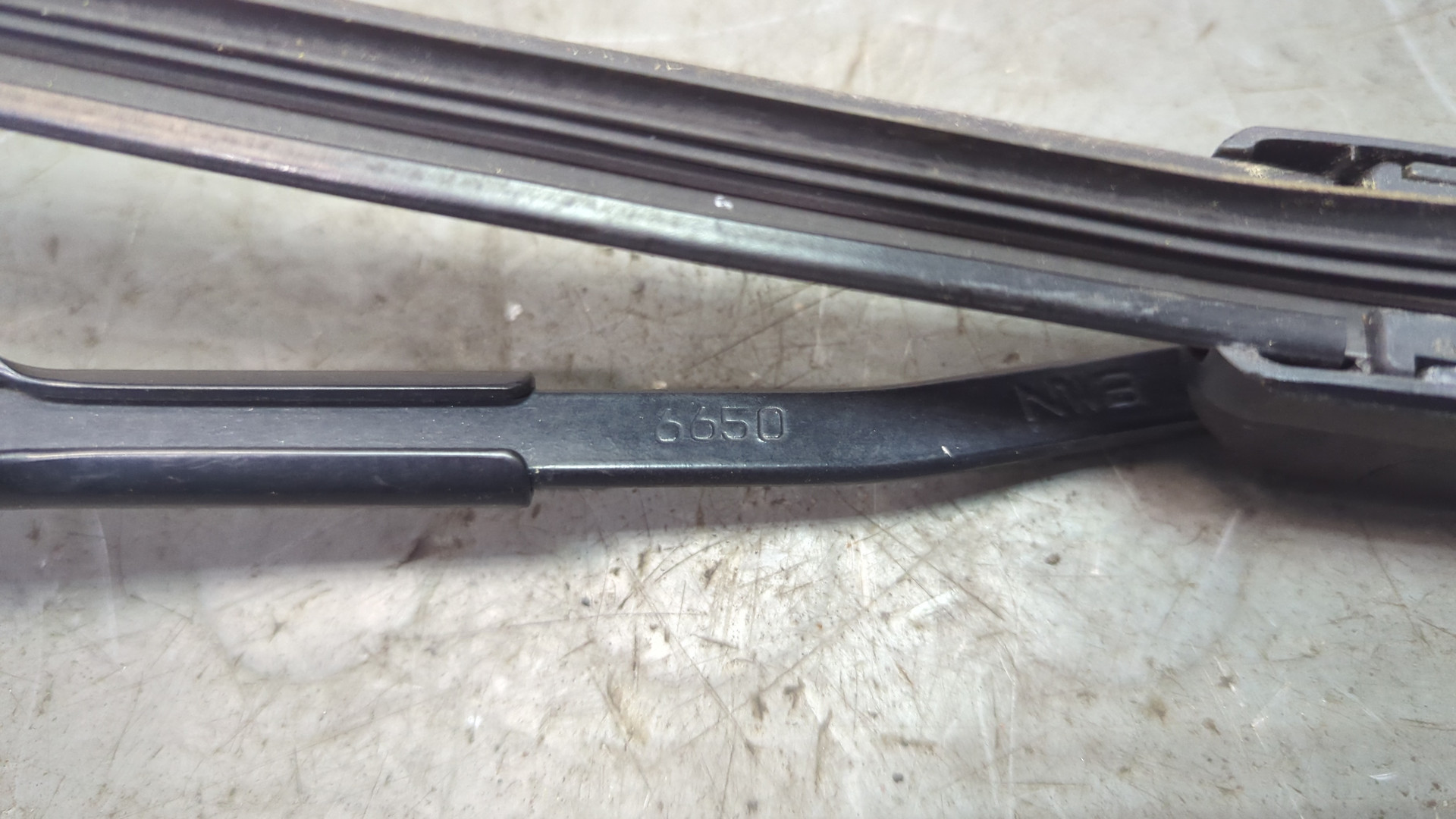 Поводок стеклоочистителя передний левый