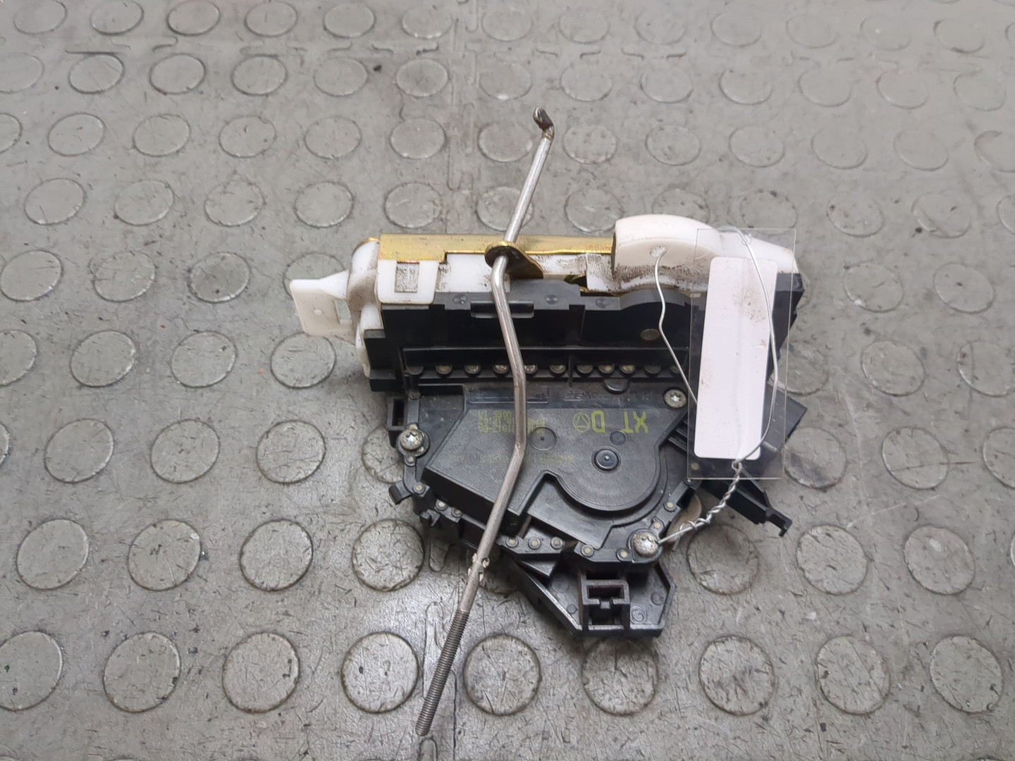 Замок двери передней левой