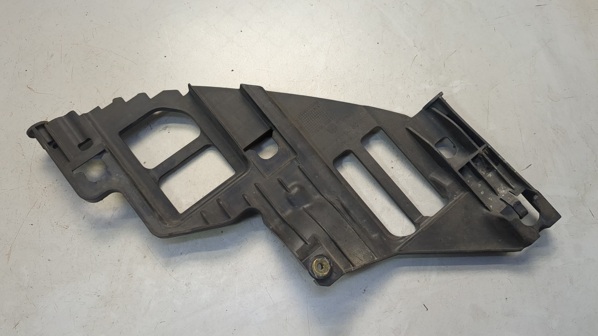 Кронштейн фар правый