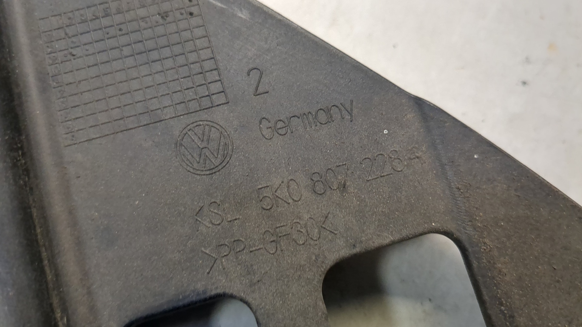 Кронштейн фар правый