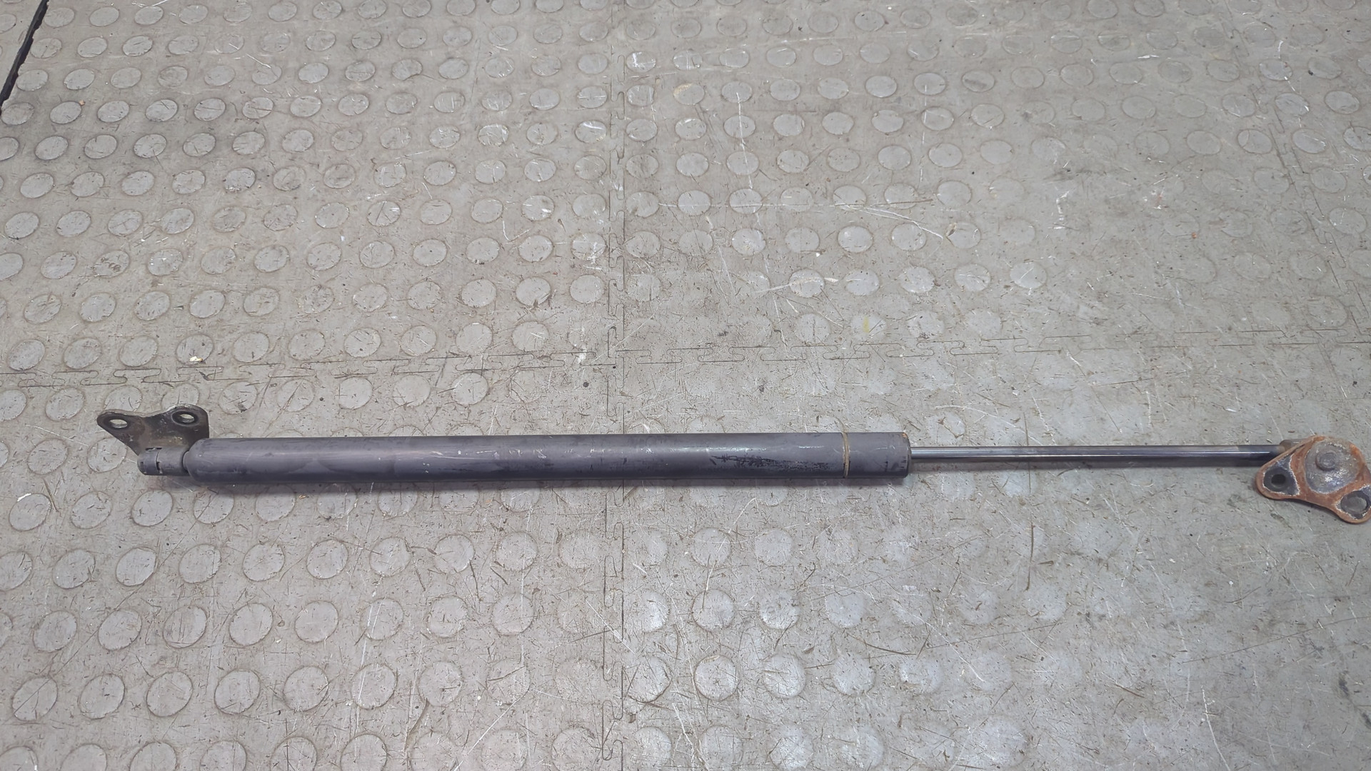 Амортизатор крышки багажника