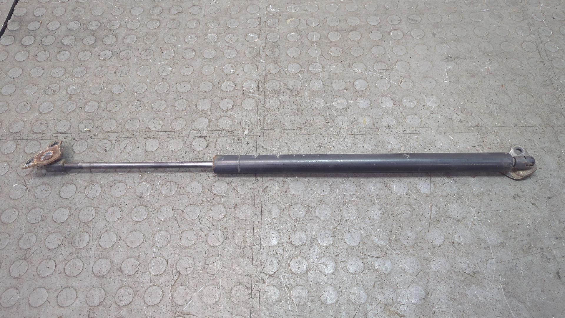 Амортизатор крышки багажника