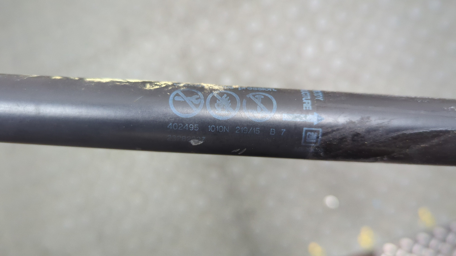 Амортизатор крышки багажника