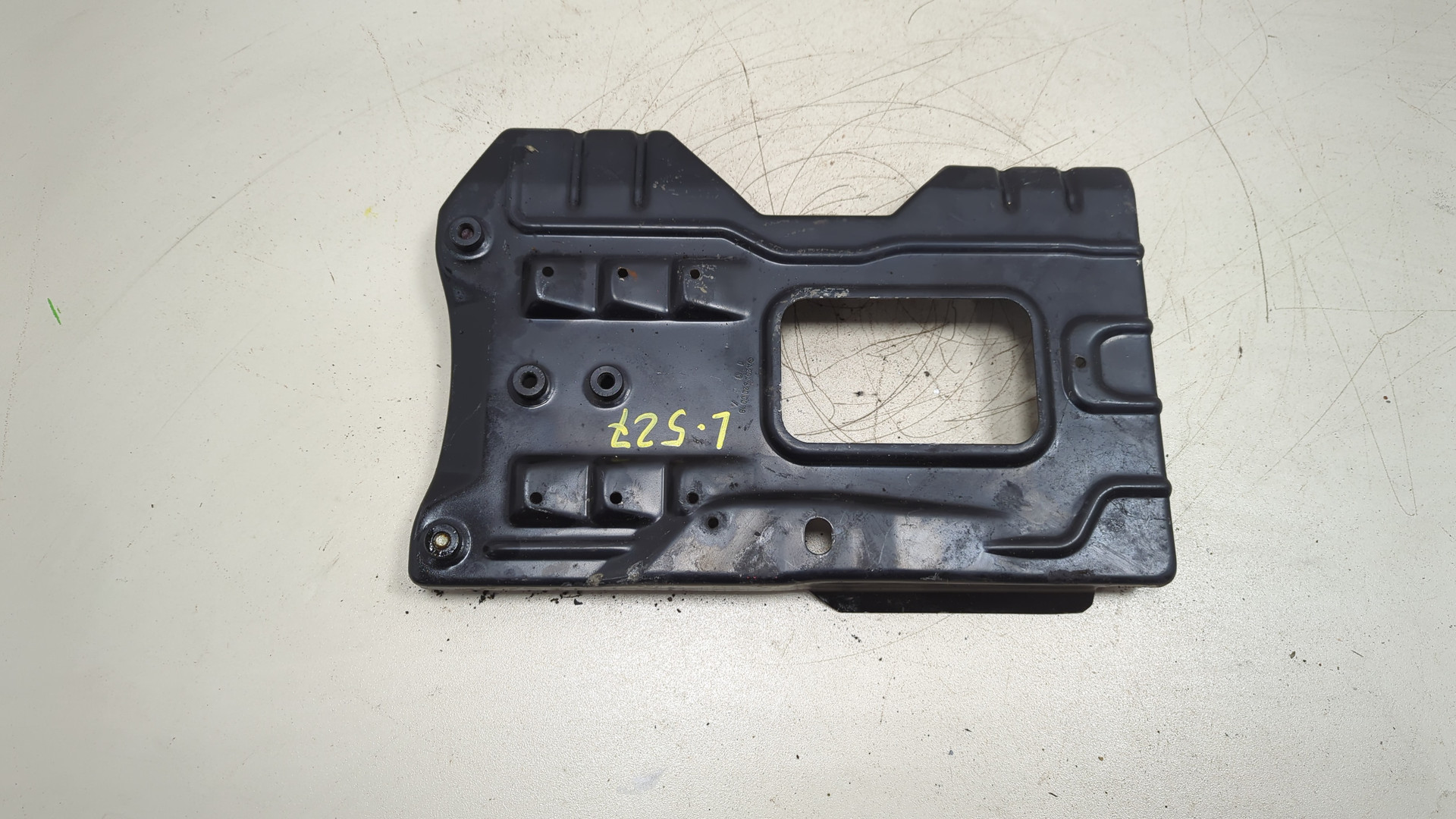 Площадка под аккумулятор (АКБ)