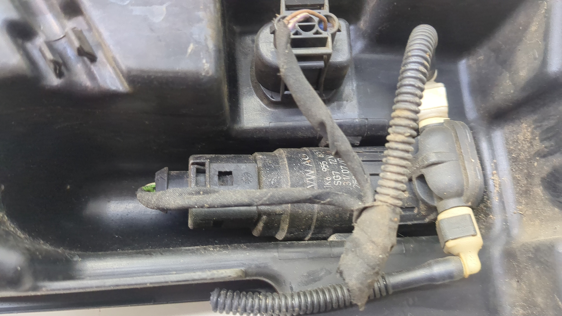 Бачок омывателя лобового стекла