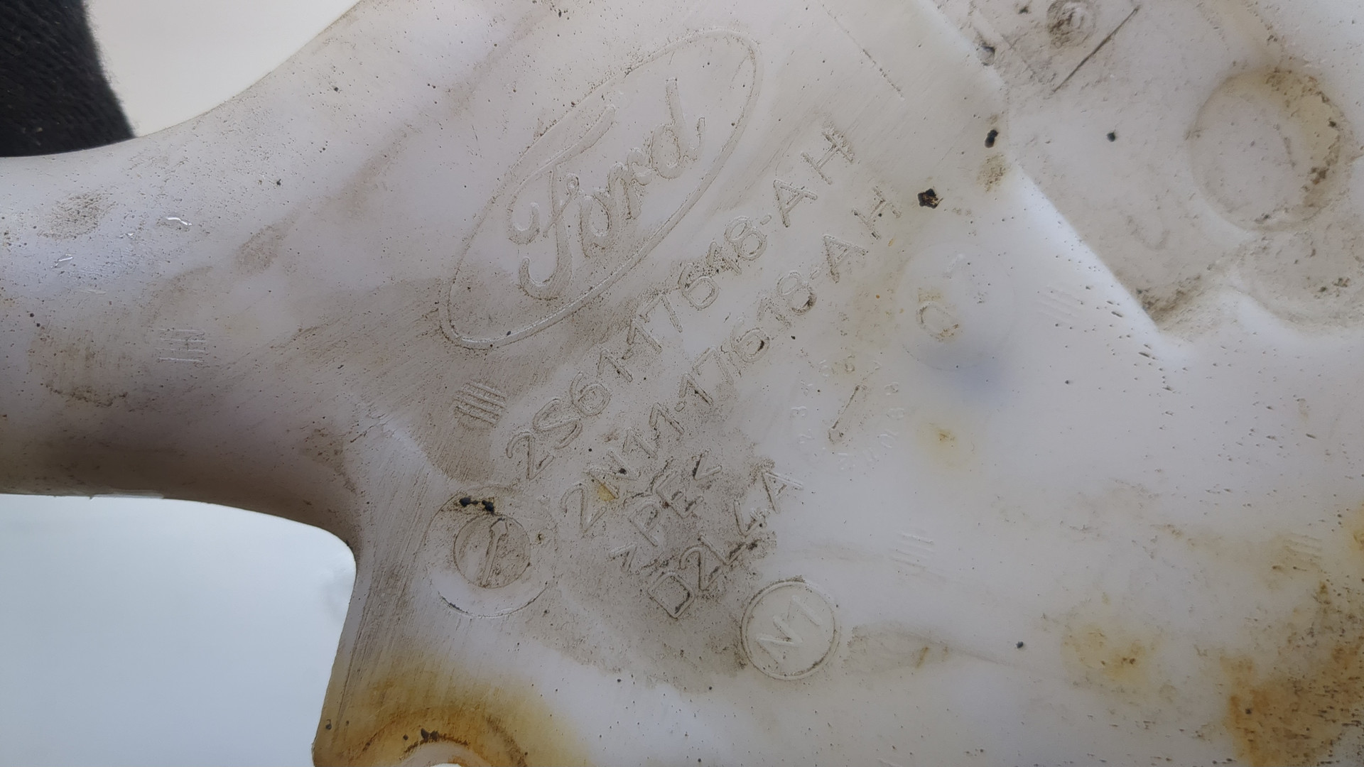 Бачок омывателя лобового стекла