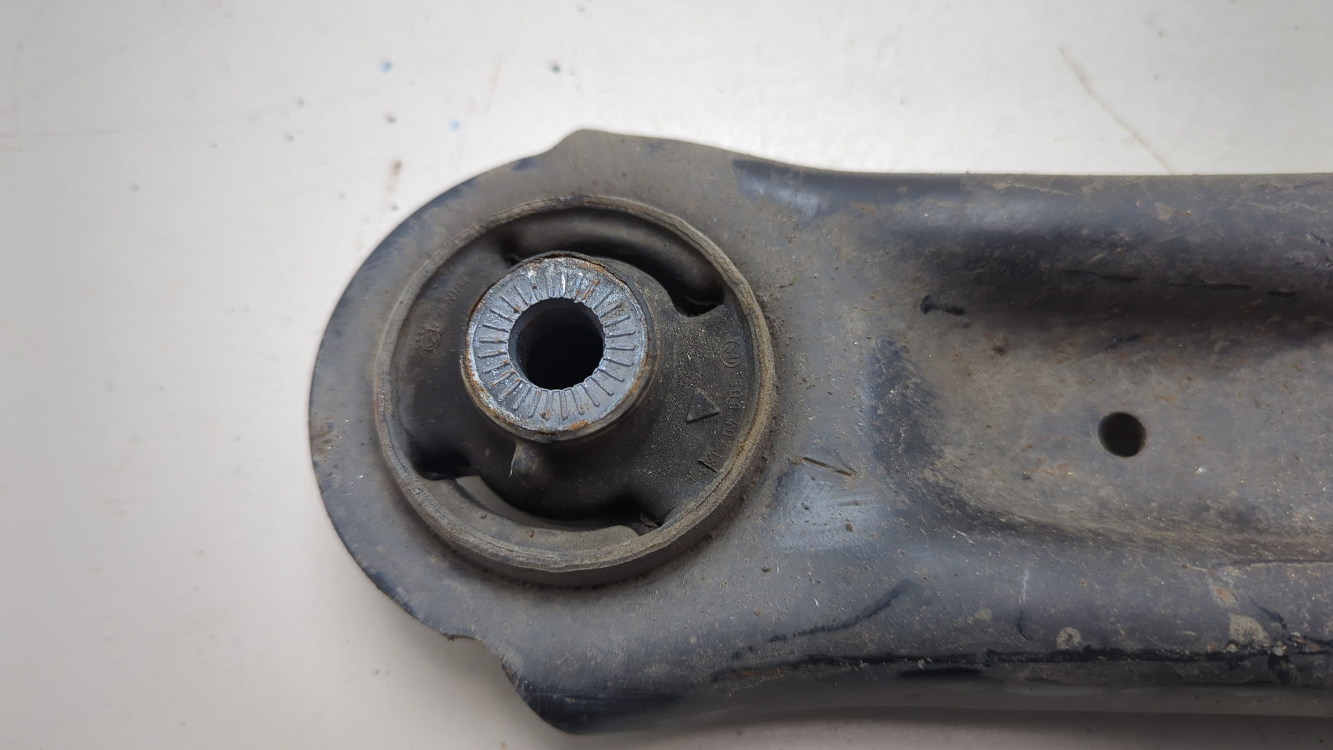 Рычаг передний левый