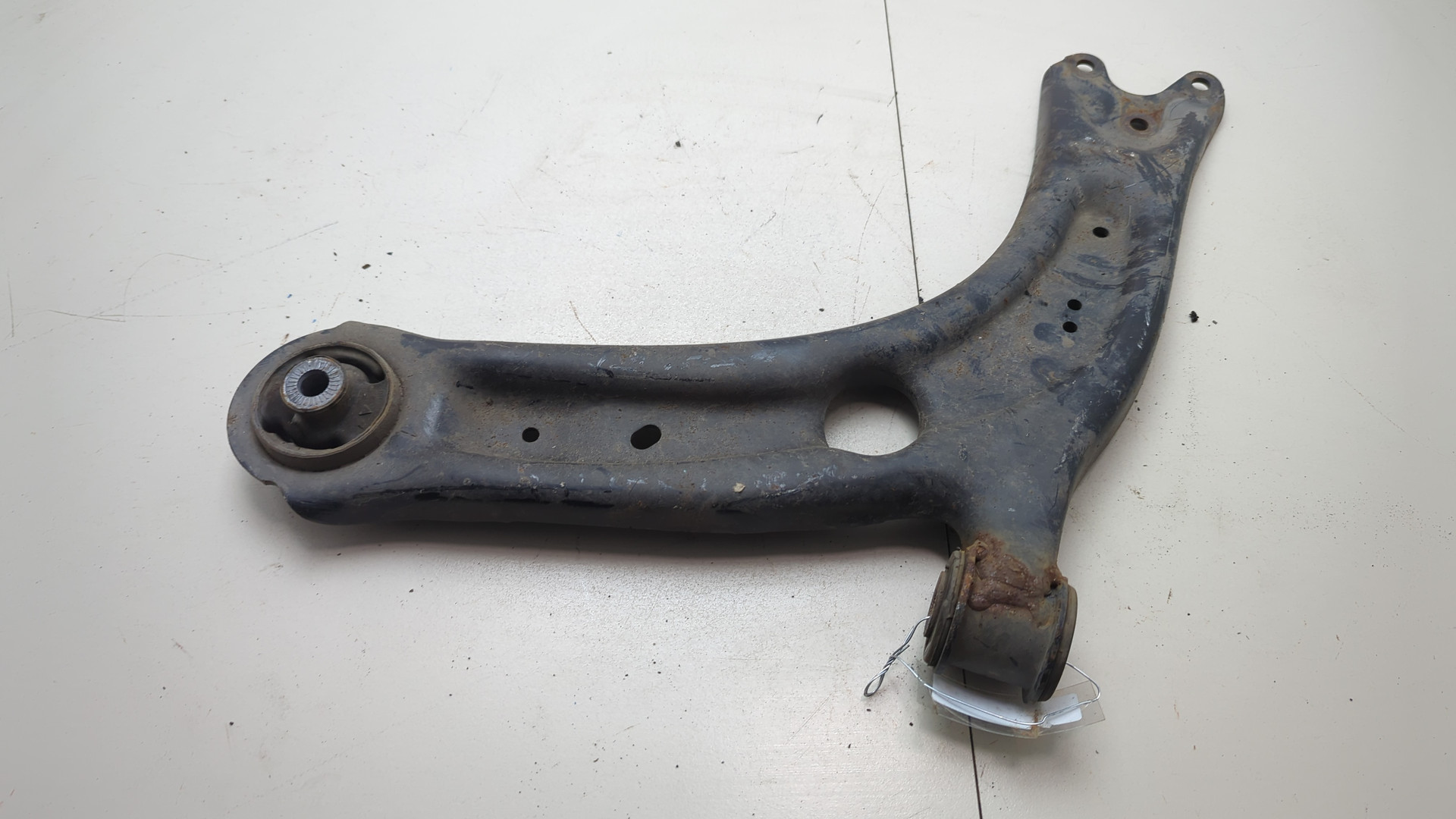 Рычаг передний левый