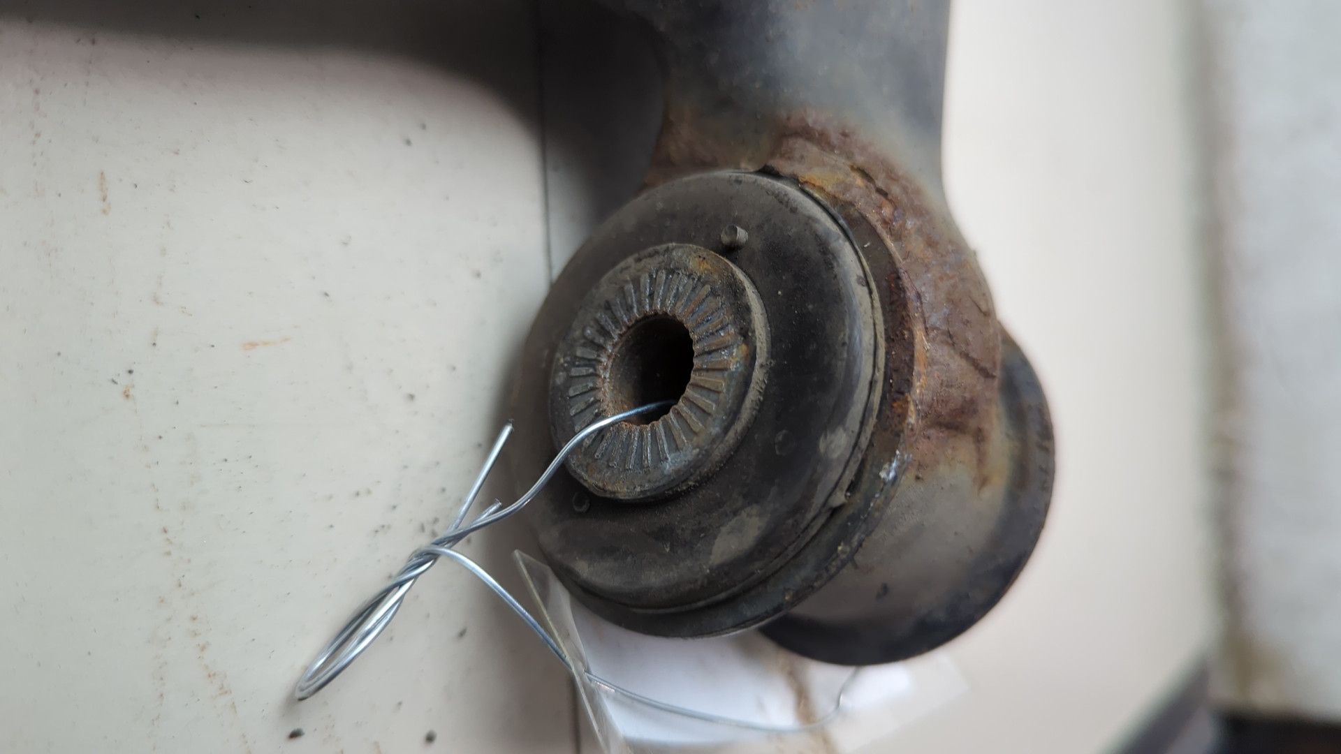 Рычаг передний левый