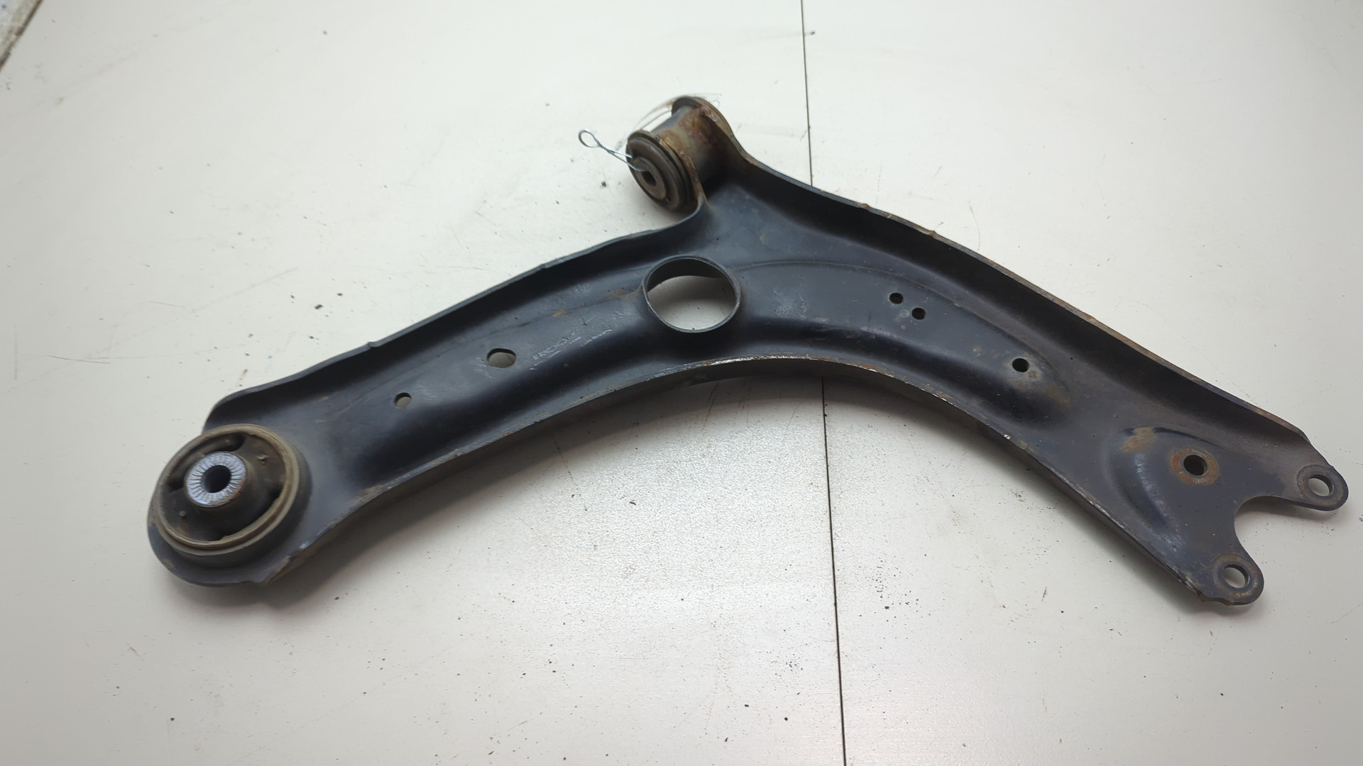 Рычаг передний левый