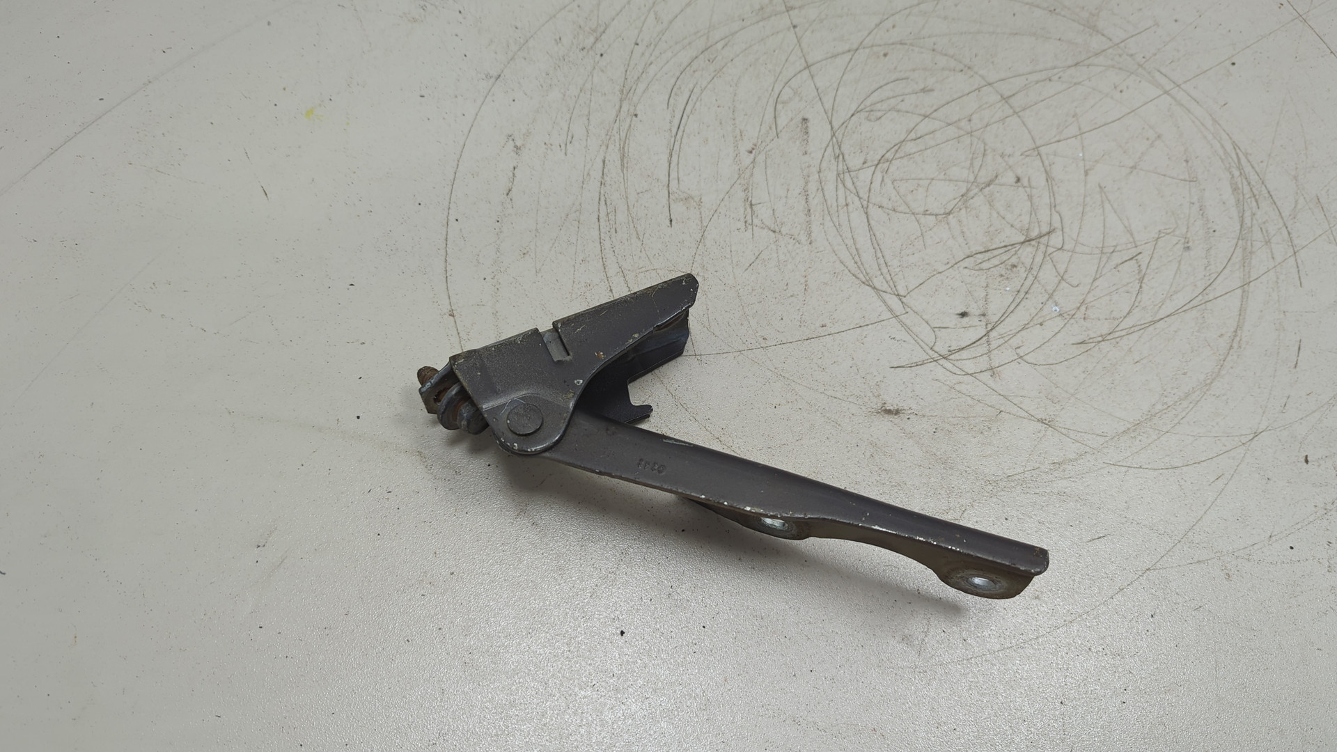 Петля капота левая