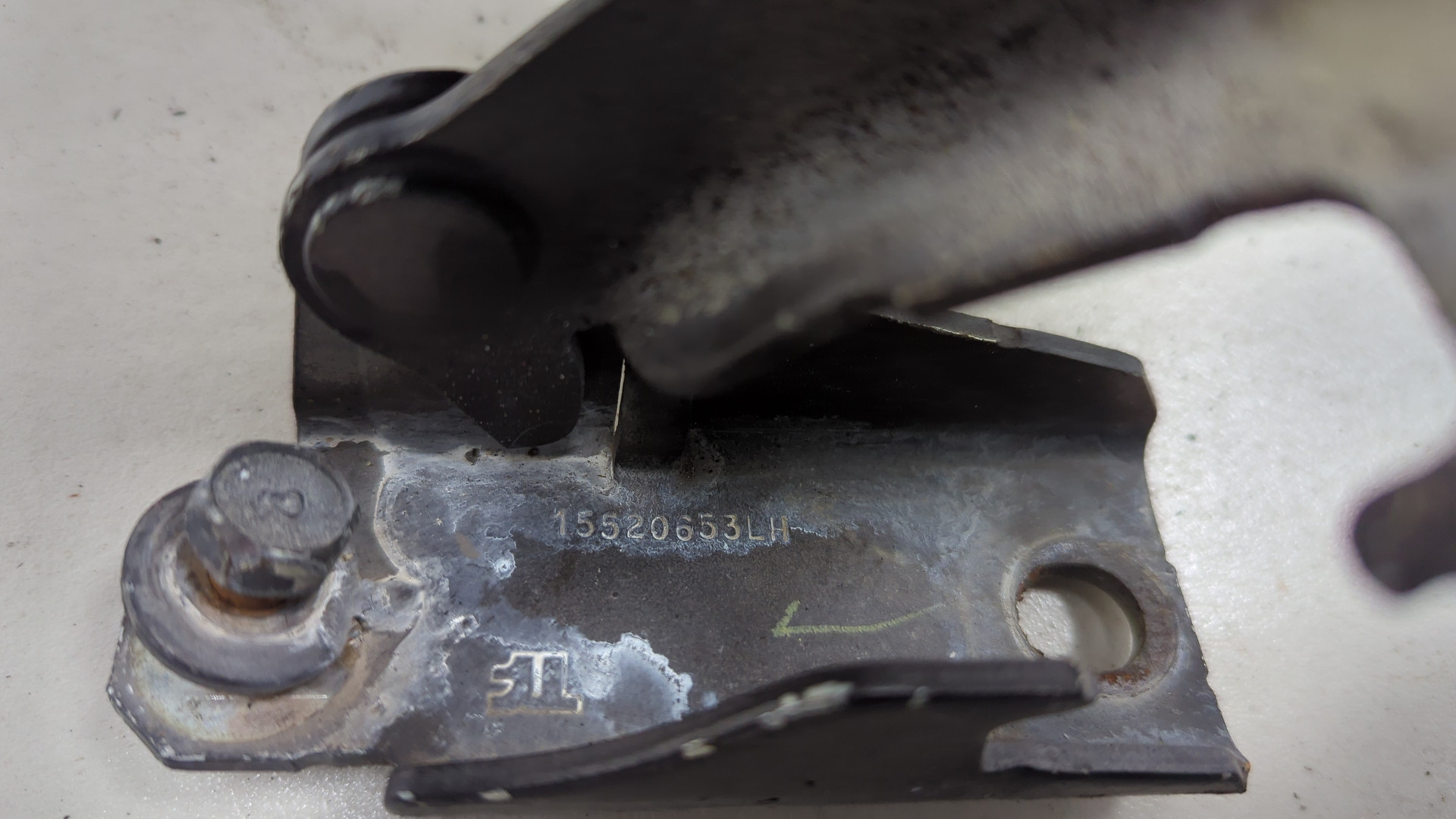 Петля капота левая