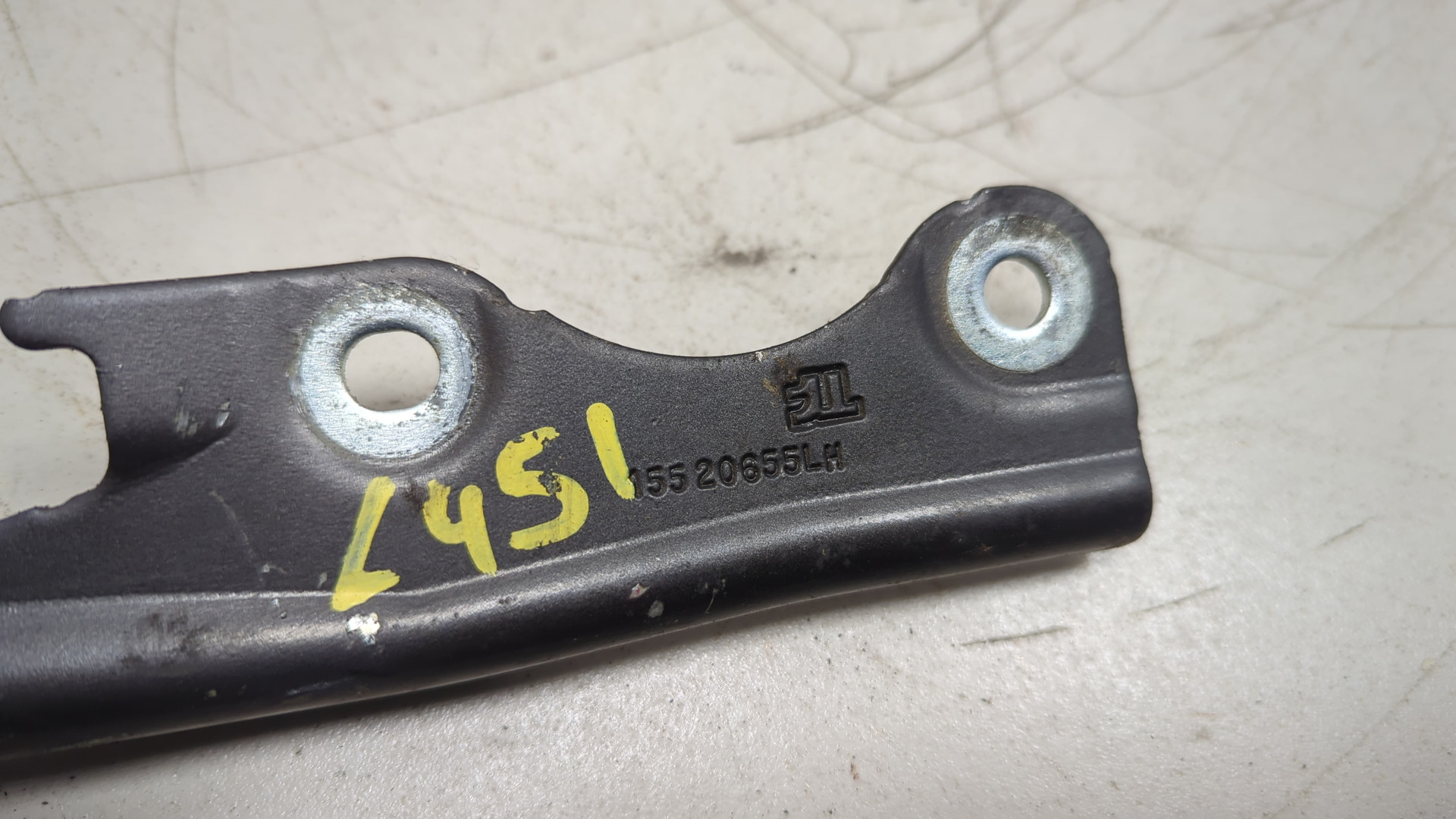 Петля капота левая