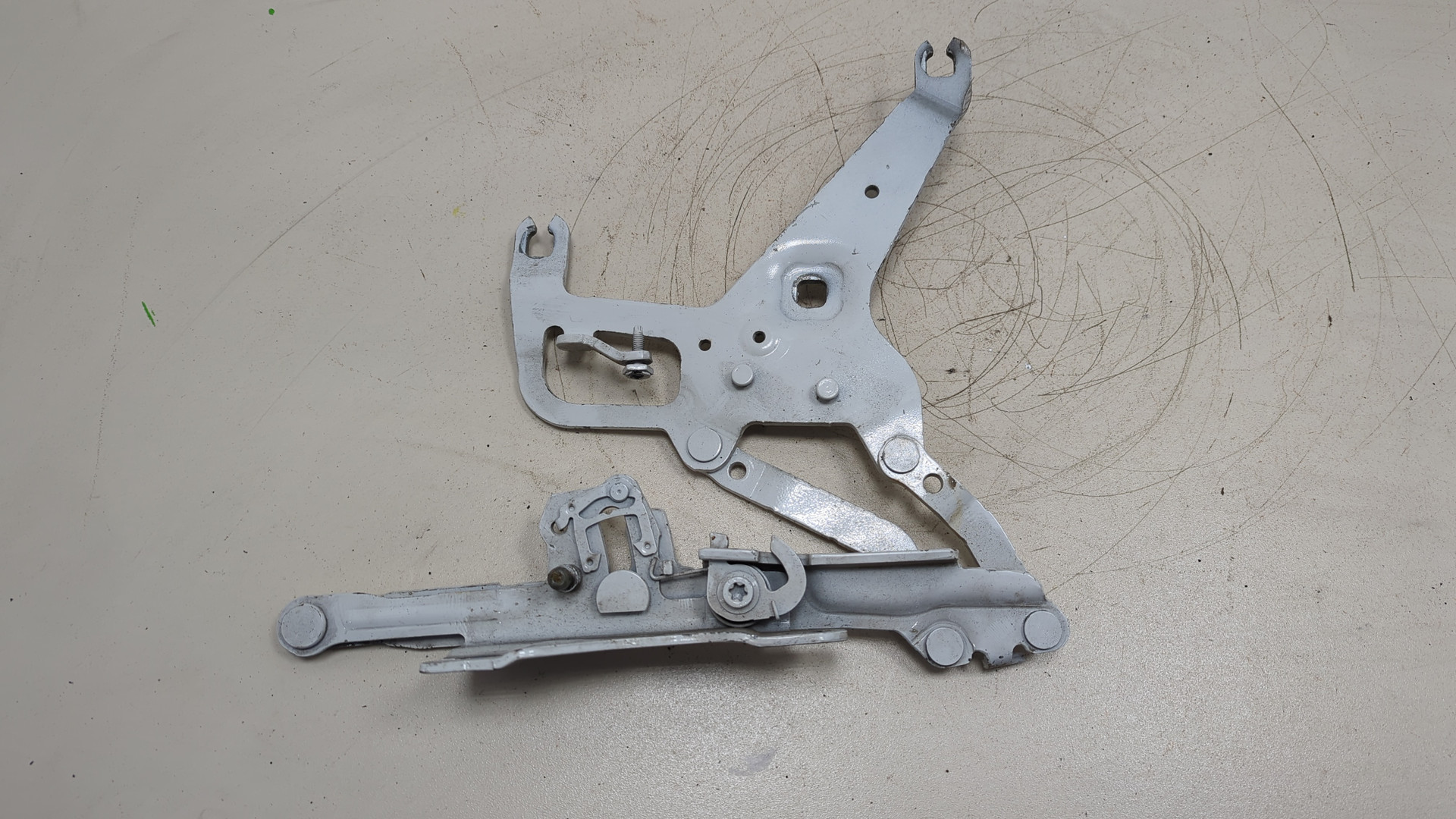 Петля капота правая