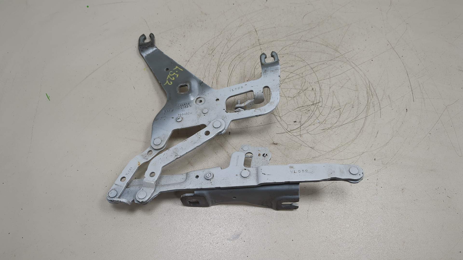 Петля капота правая