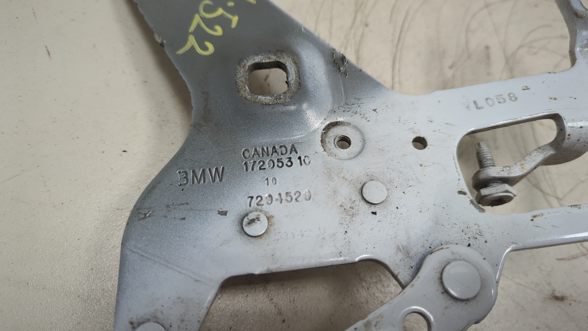 Петля капота правая