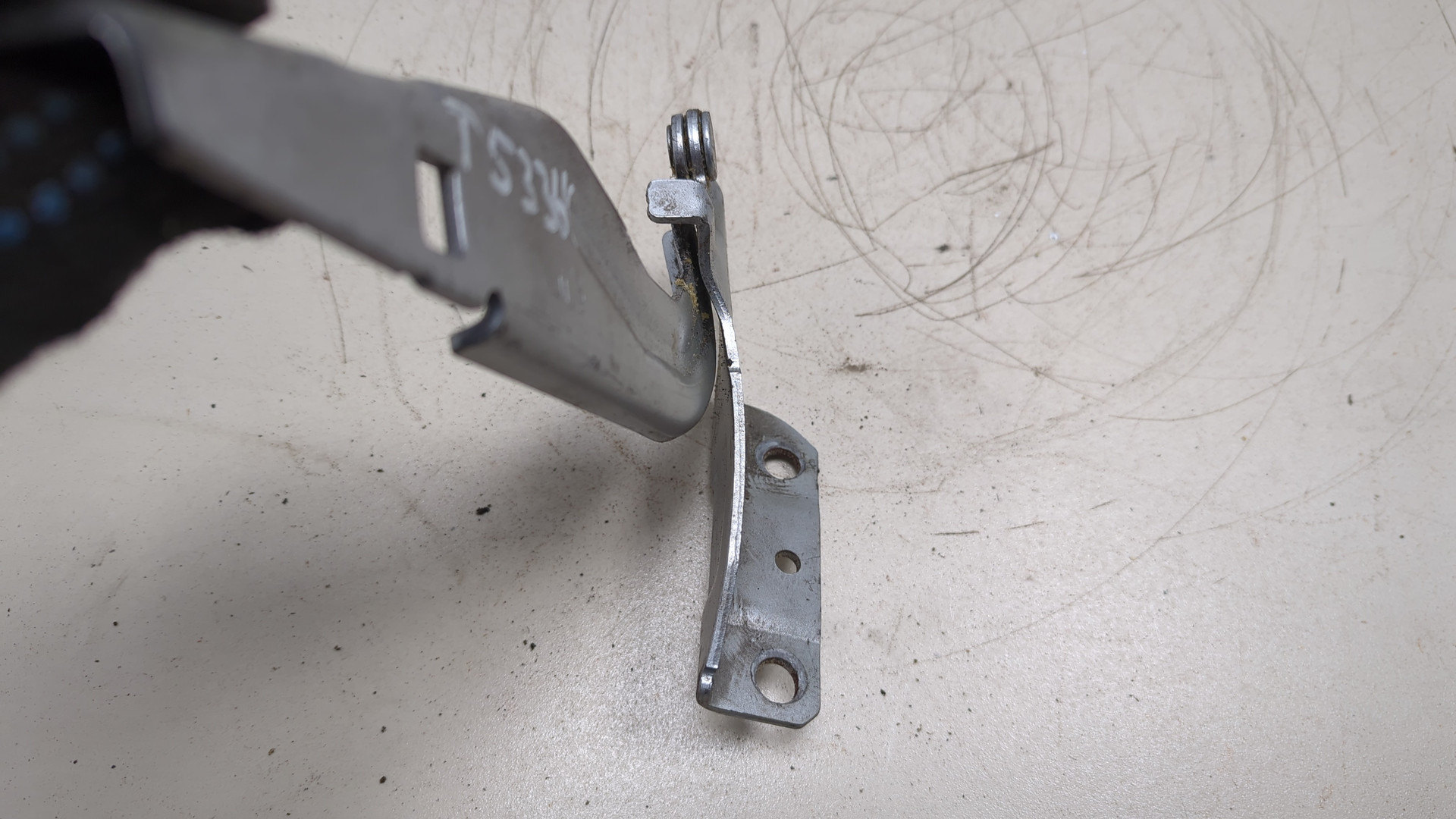 Петля капота левая