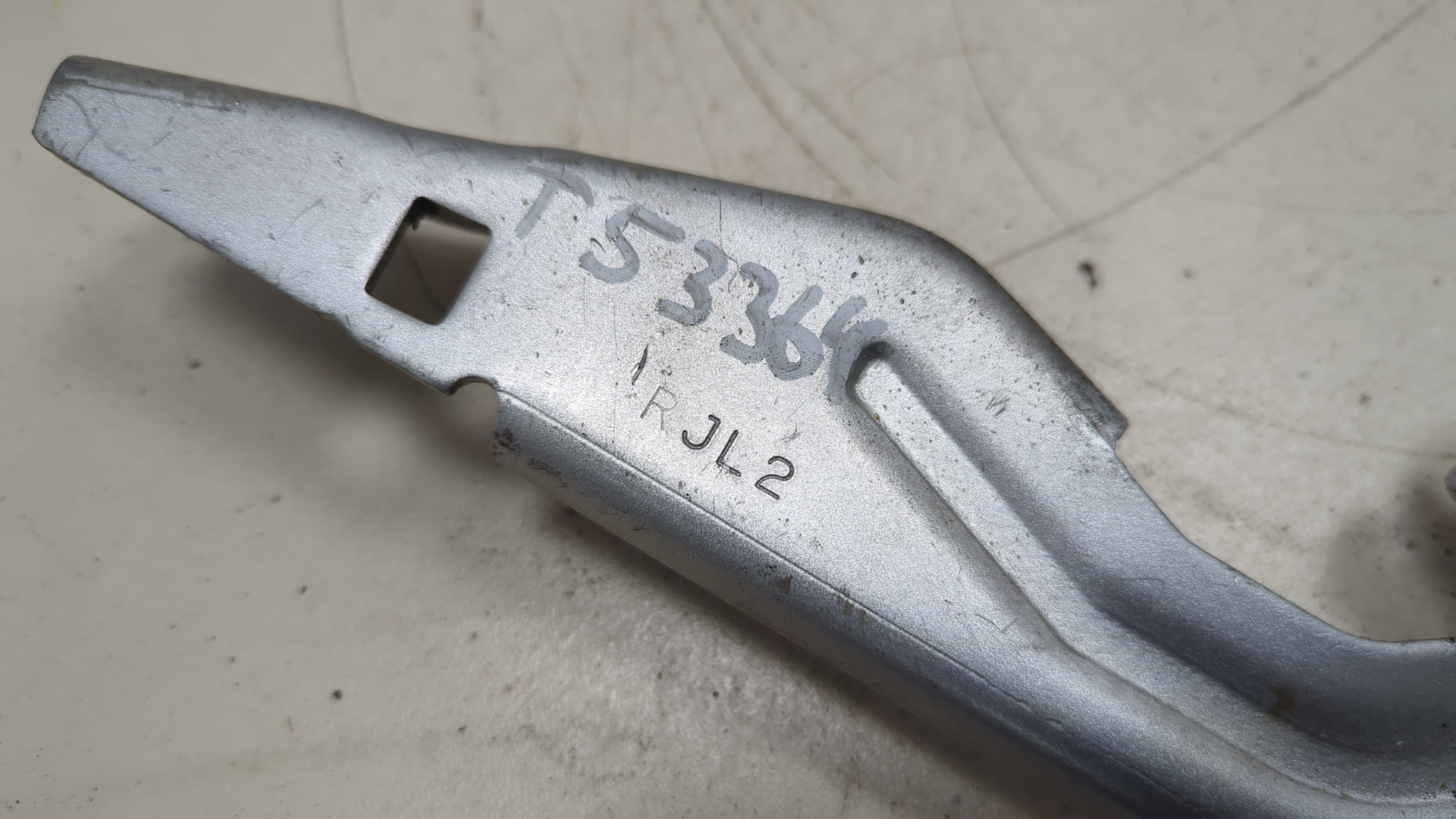 Петля капота левая