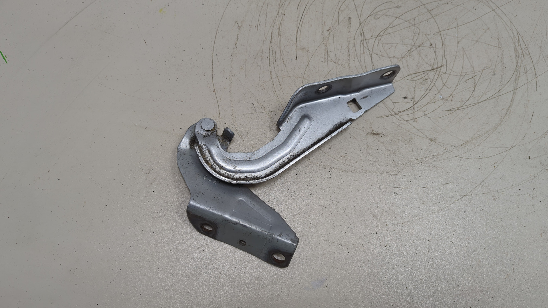 Петля капота левая