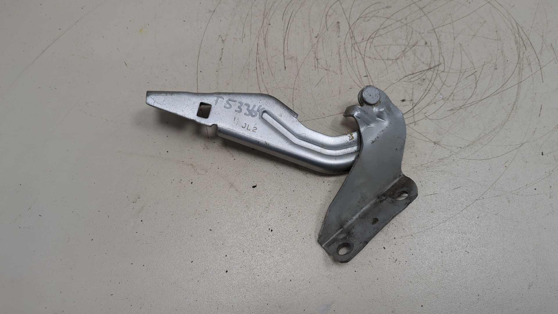 Петля капота левая